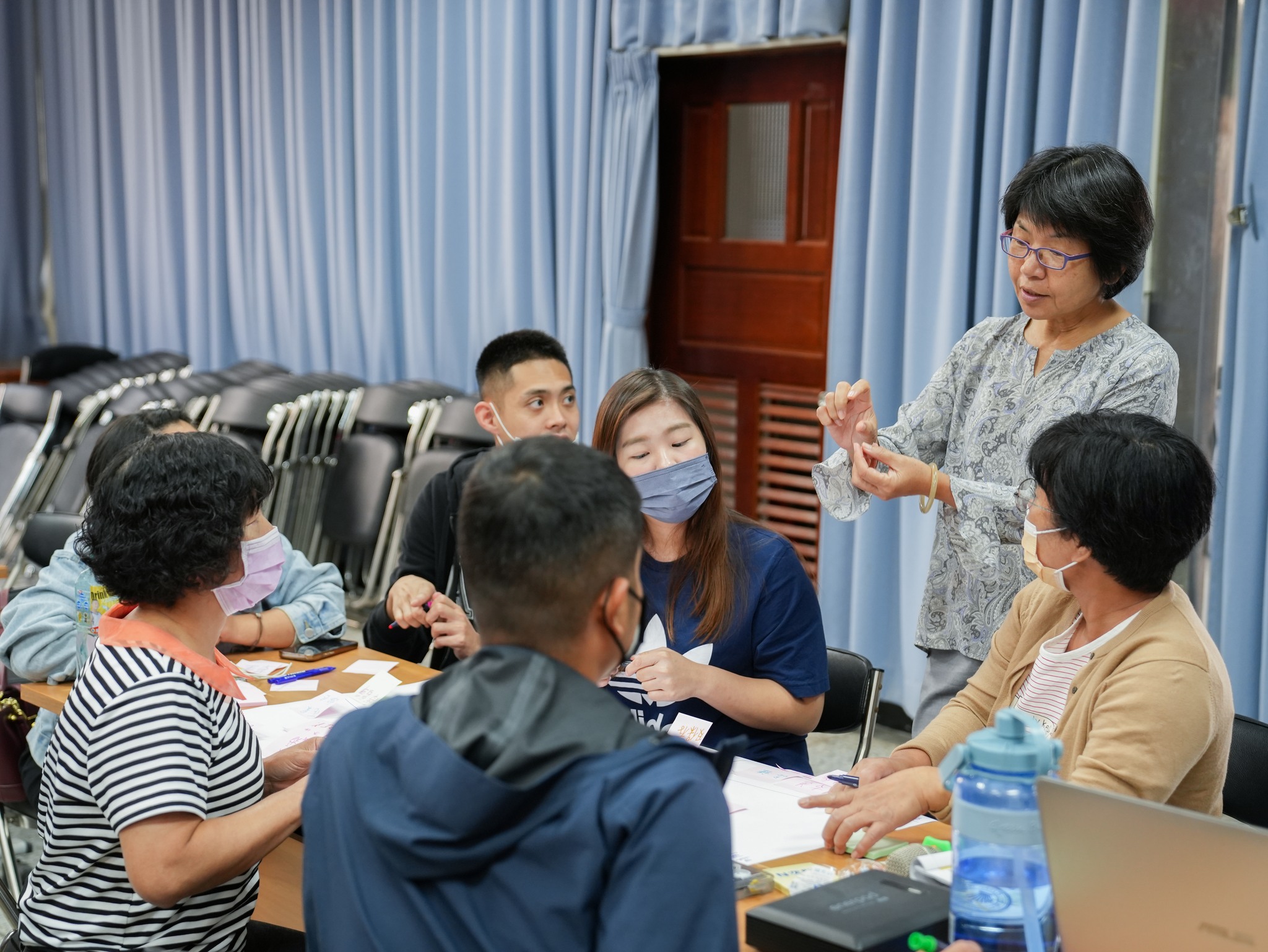 本場楊宏瑛場長對學員的食農教案提供意見交流。