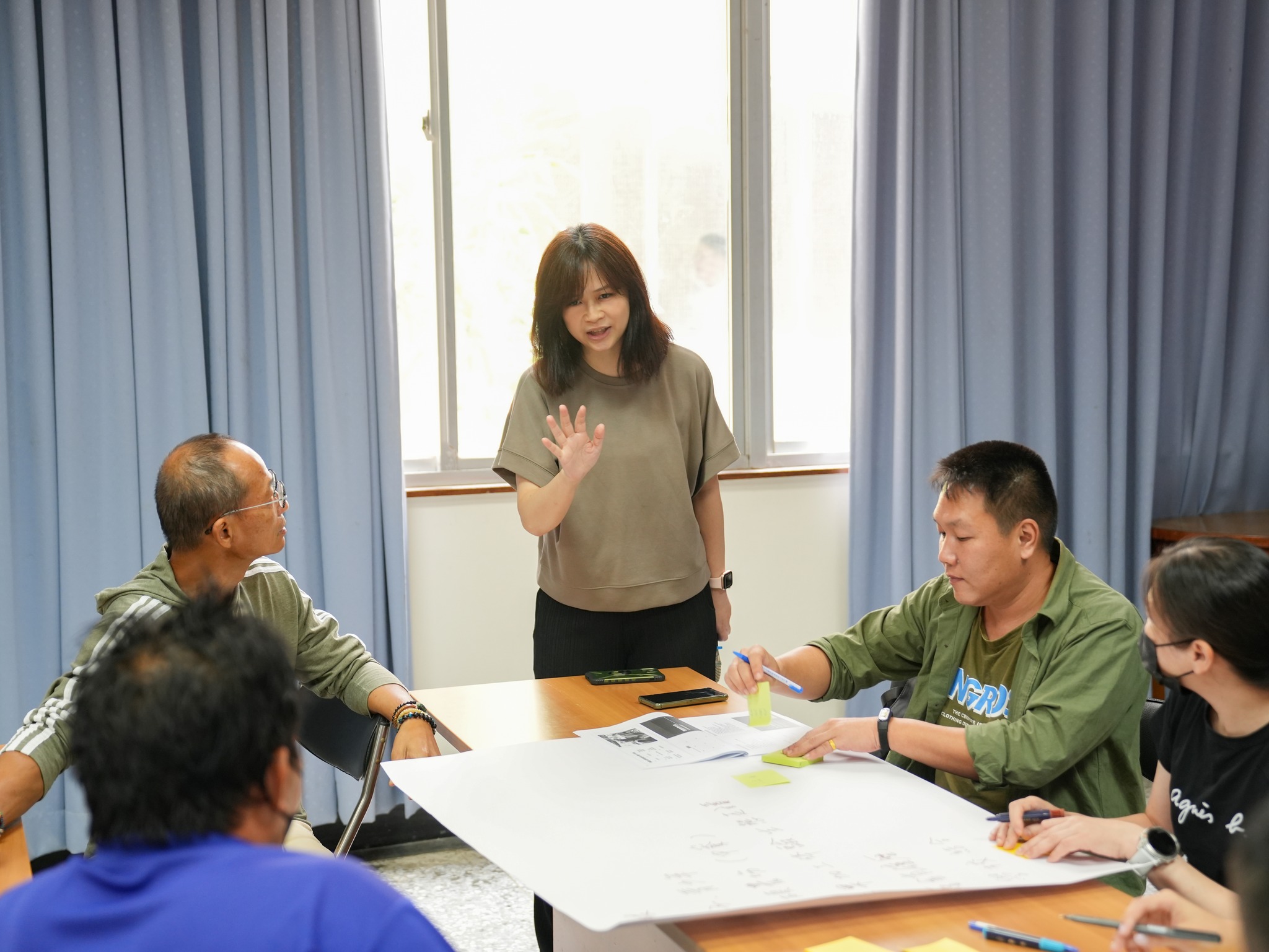 林雅恩營養師引導學員製作食農教育活動規劃九宮格。