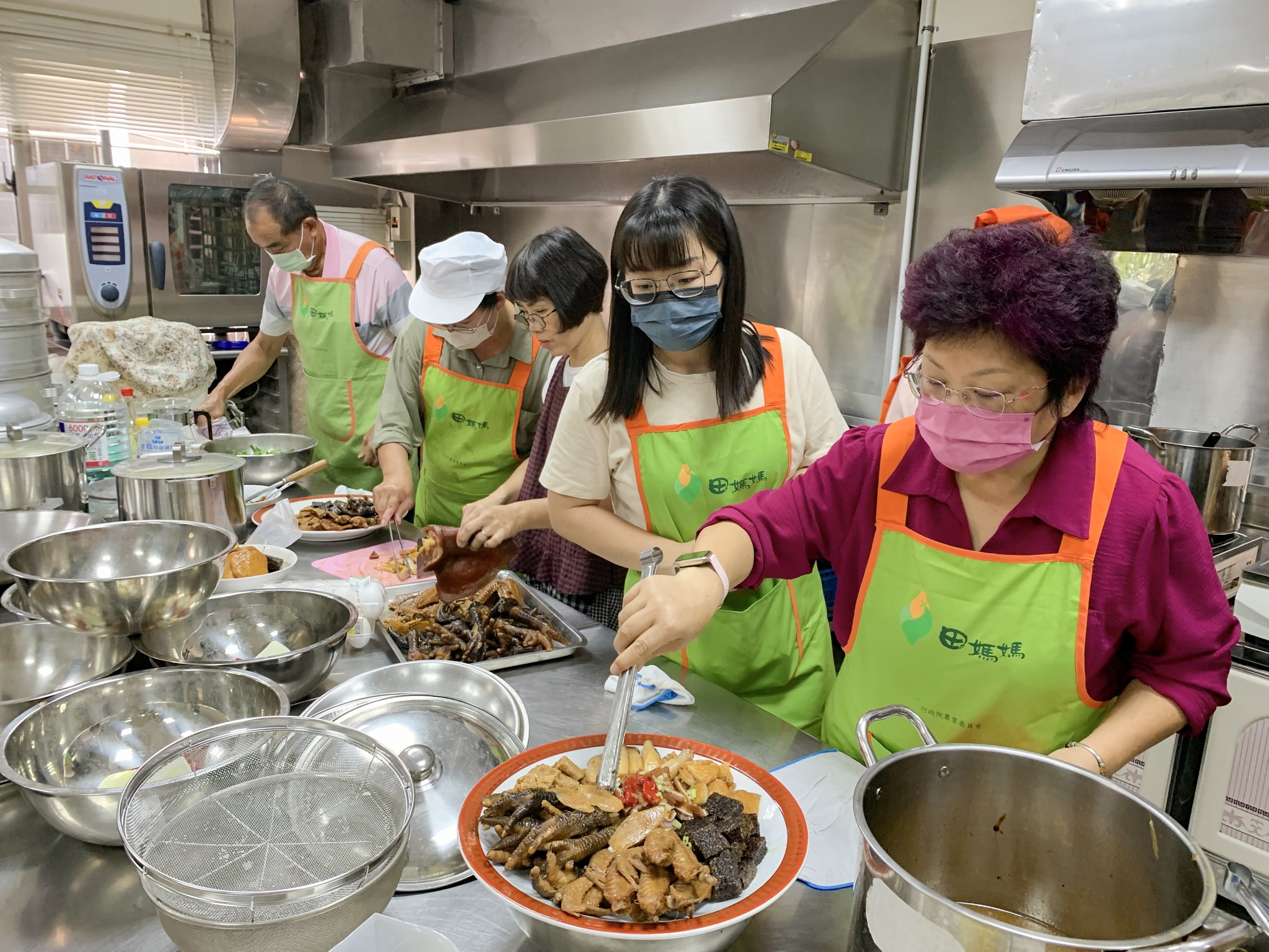 學員分組實作傳香滷味。