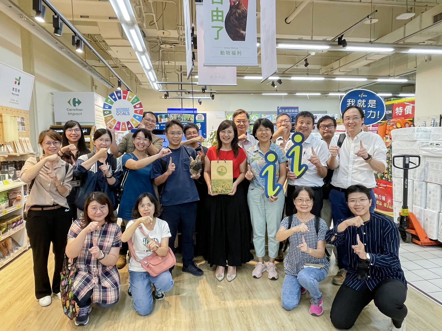 本場楊宏瑛場長(二排右3)率研究同仁與家樂福永續長暨文教基金會蘇小真執行長(二排中)合照留念。