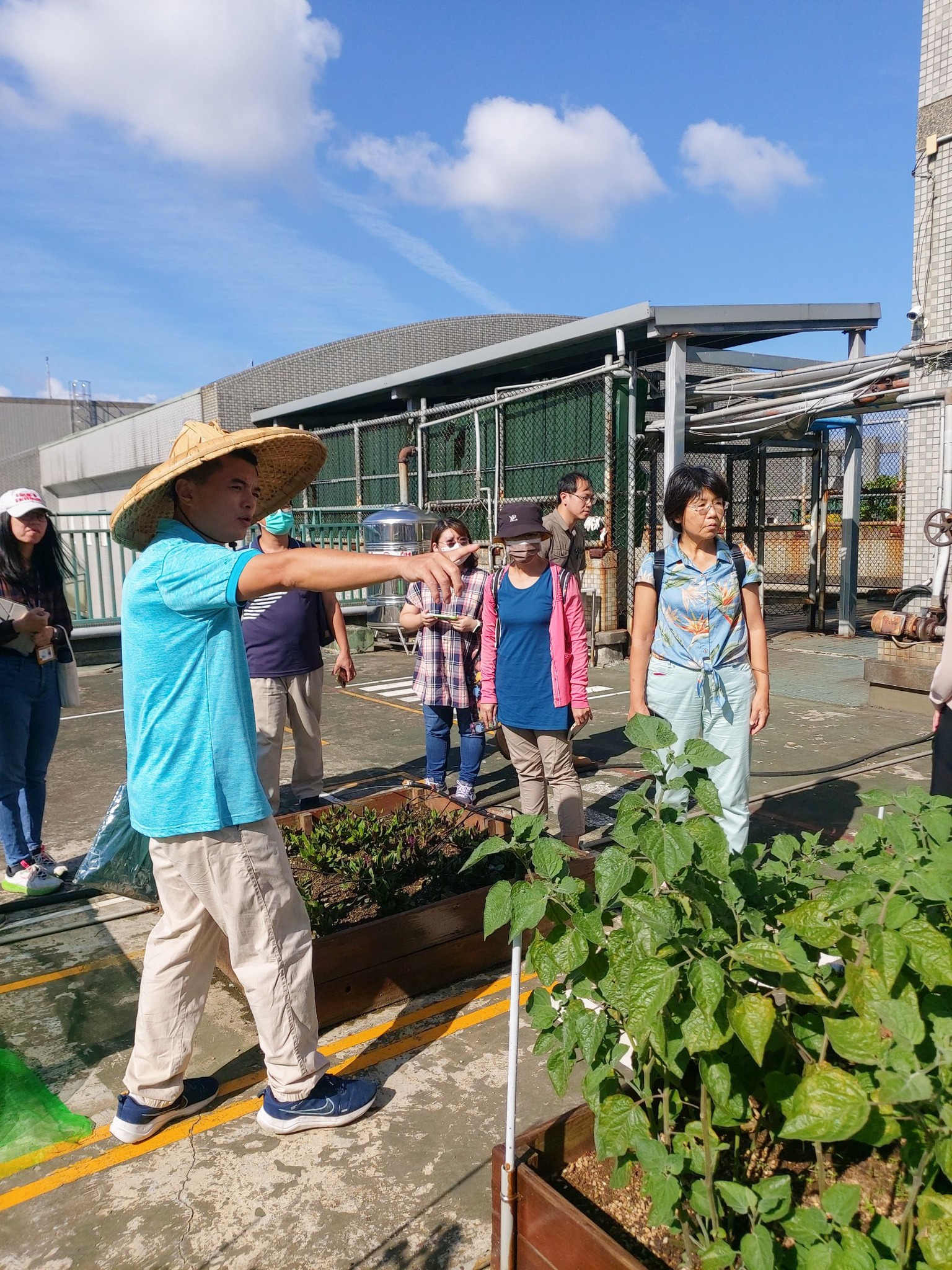 綠象社會企業有限公司李孟發負責人(左)為本場同仁進行食農標竿場域解說及導覽(右1為本場楊宏瑛場長)。