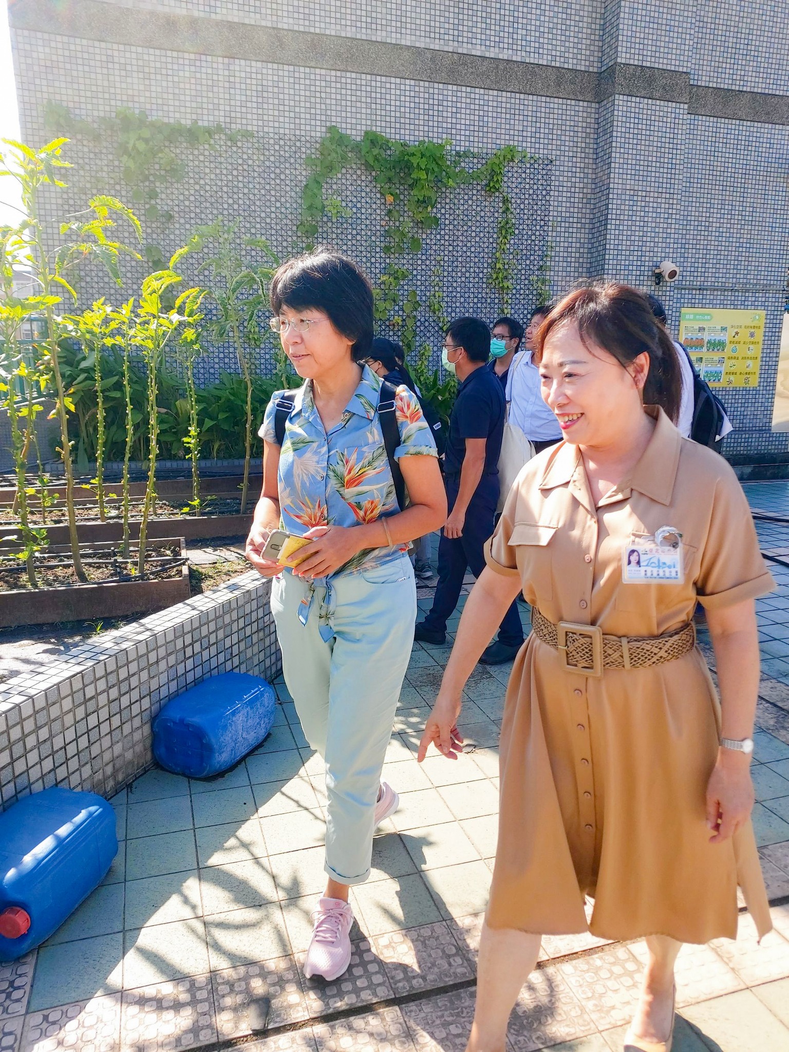 臺北市松山區健康國民小學張禎娟校長(右)為楊宏瑛場長(左)導覽並展示環境教育與食農教育執行成果。