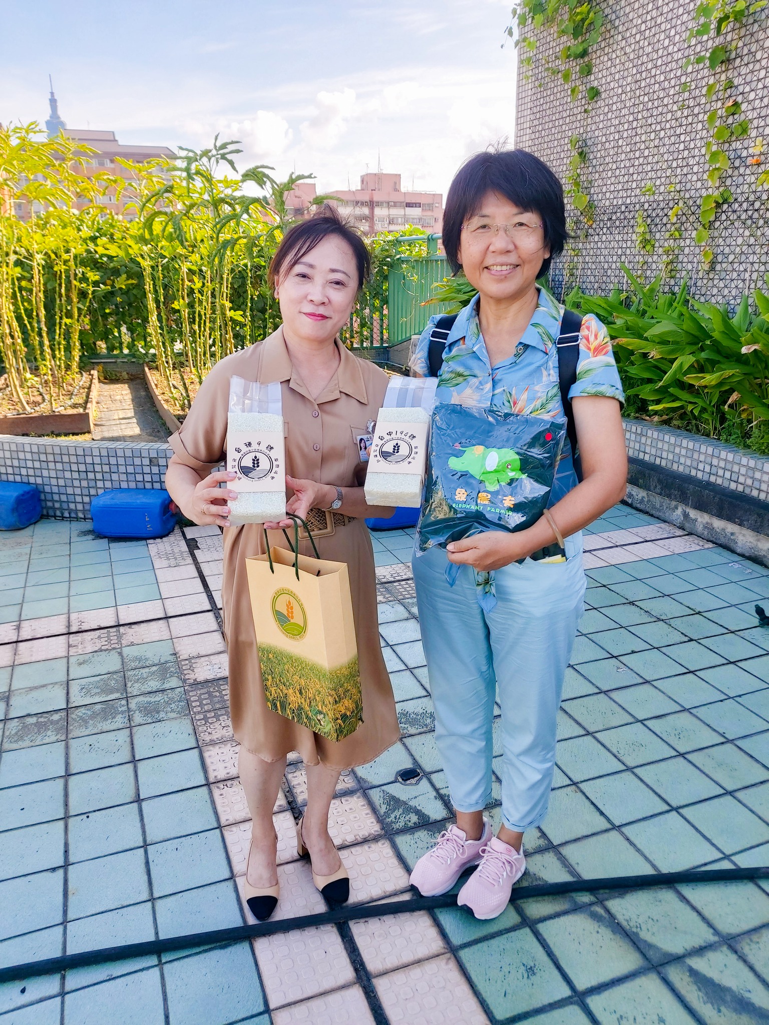 本場楊宏瑛場長(右)與臺北市松山區健康國民小學張禎娟校長(左)交換禮品。