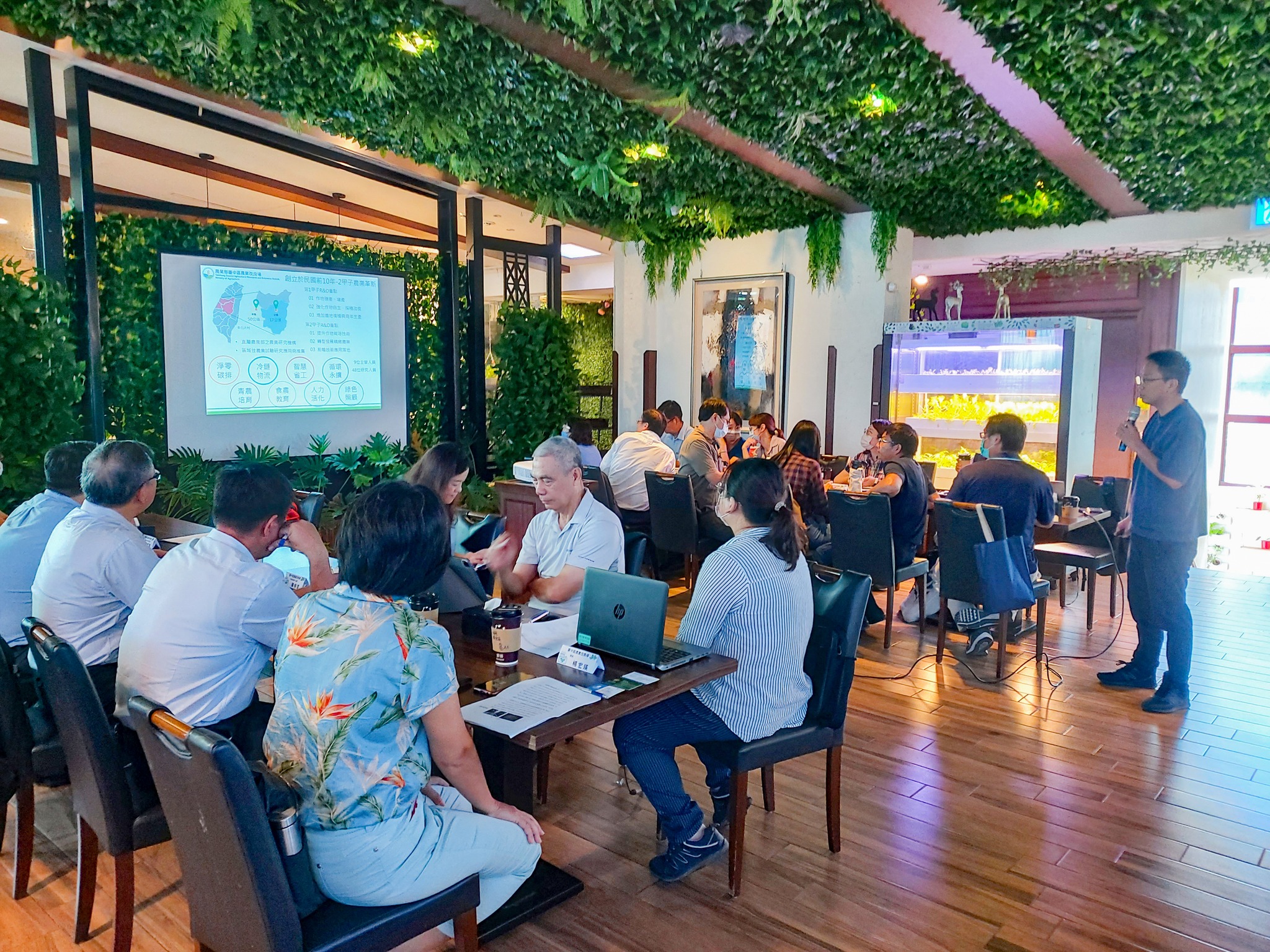 本場張金元助理研究員於欣興電子181餐廳介紹臺中場研究成果。