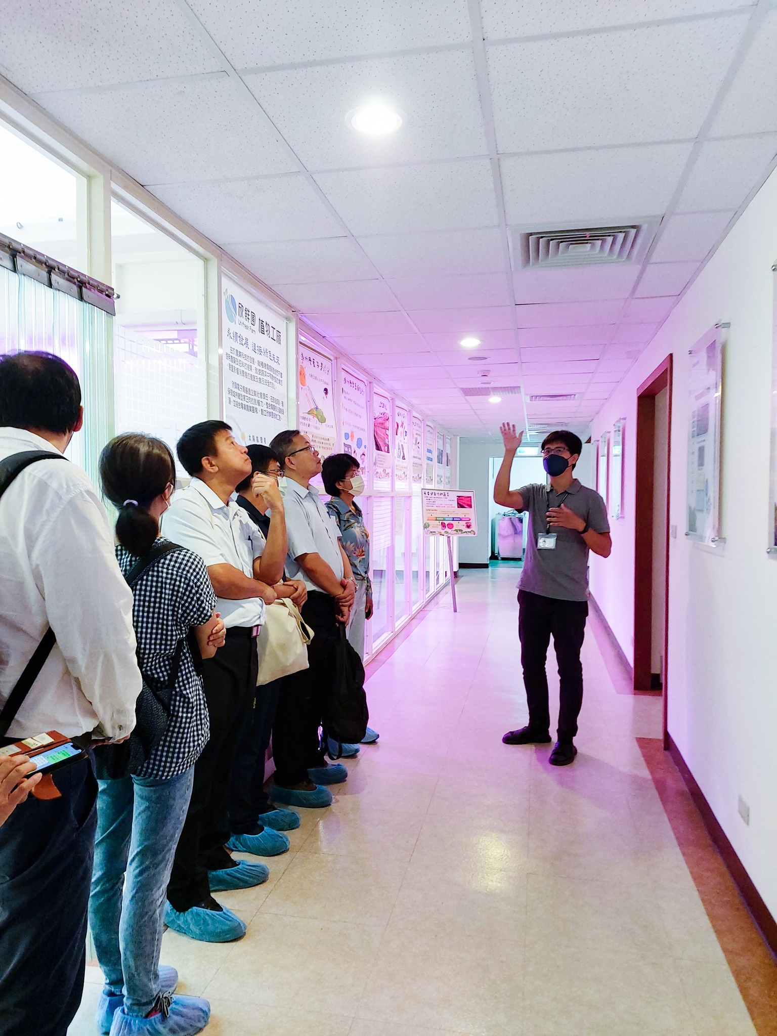 欣興電子植物科技事業處鍾其展工程師(右)帶領本場研究同仁參觀並介紹植物工廠,研究同仁認真聆聽並積極提問。