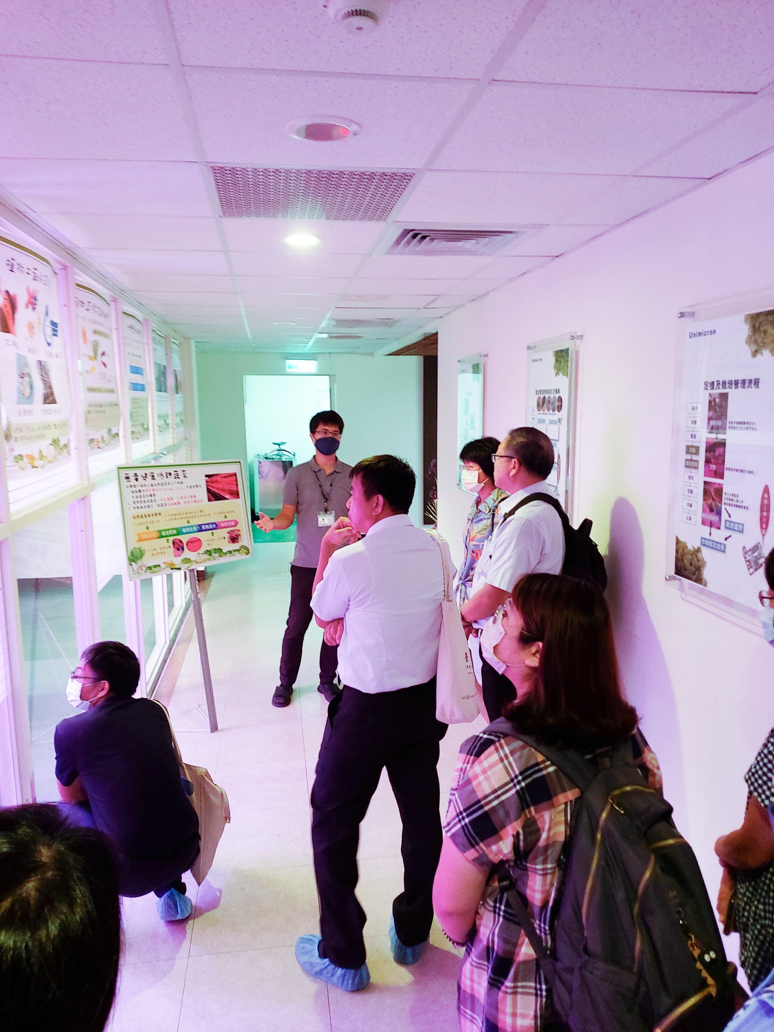 欣興電子植物科技事業處鍾其展工程師(右)帶領本場研究同仁參觀並介紹植物工廠,研究同仁認真聆聽並積極提問。