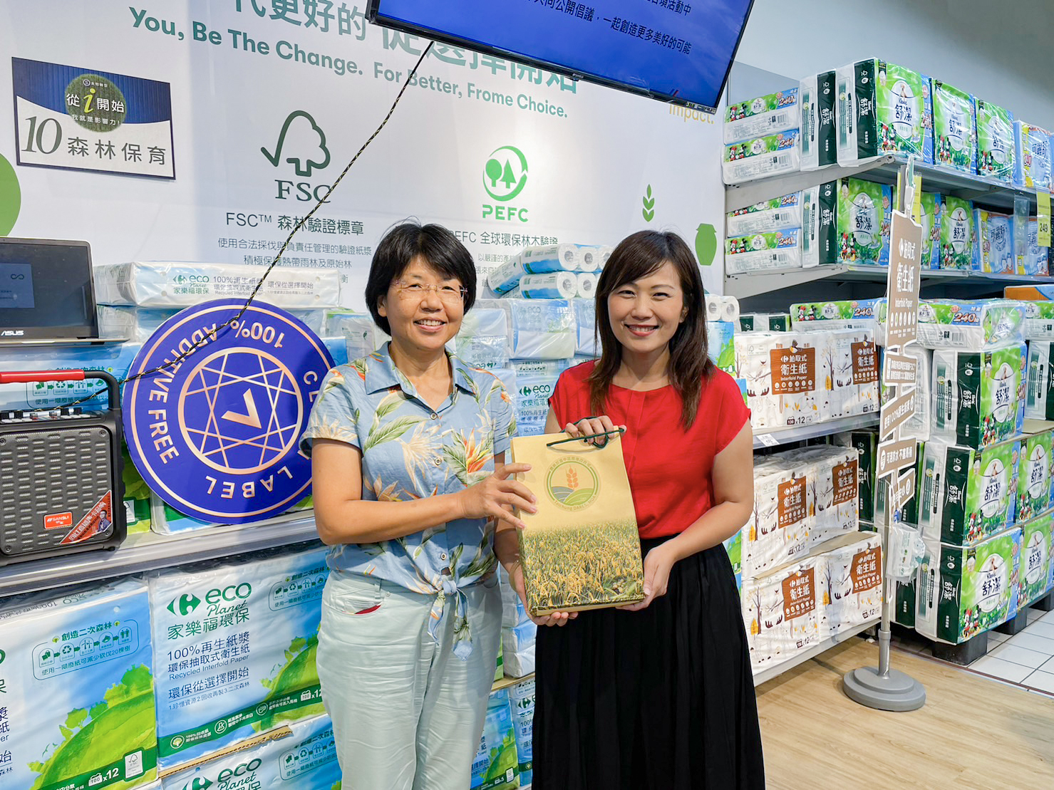 本場楊宏瑛場長(左)與家樂福永續長暨文教基金會蘇小真執行長(右)交換禮品。