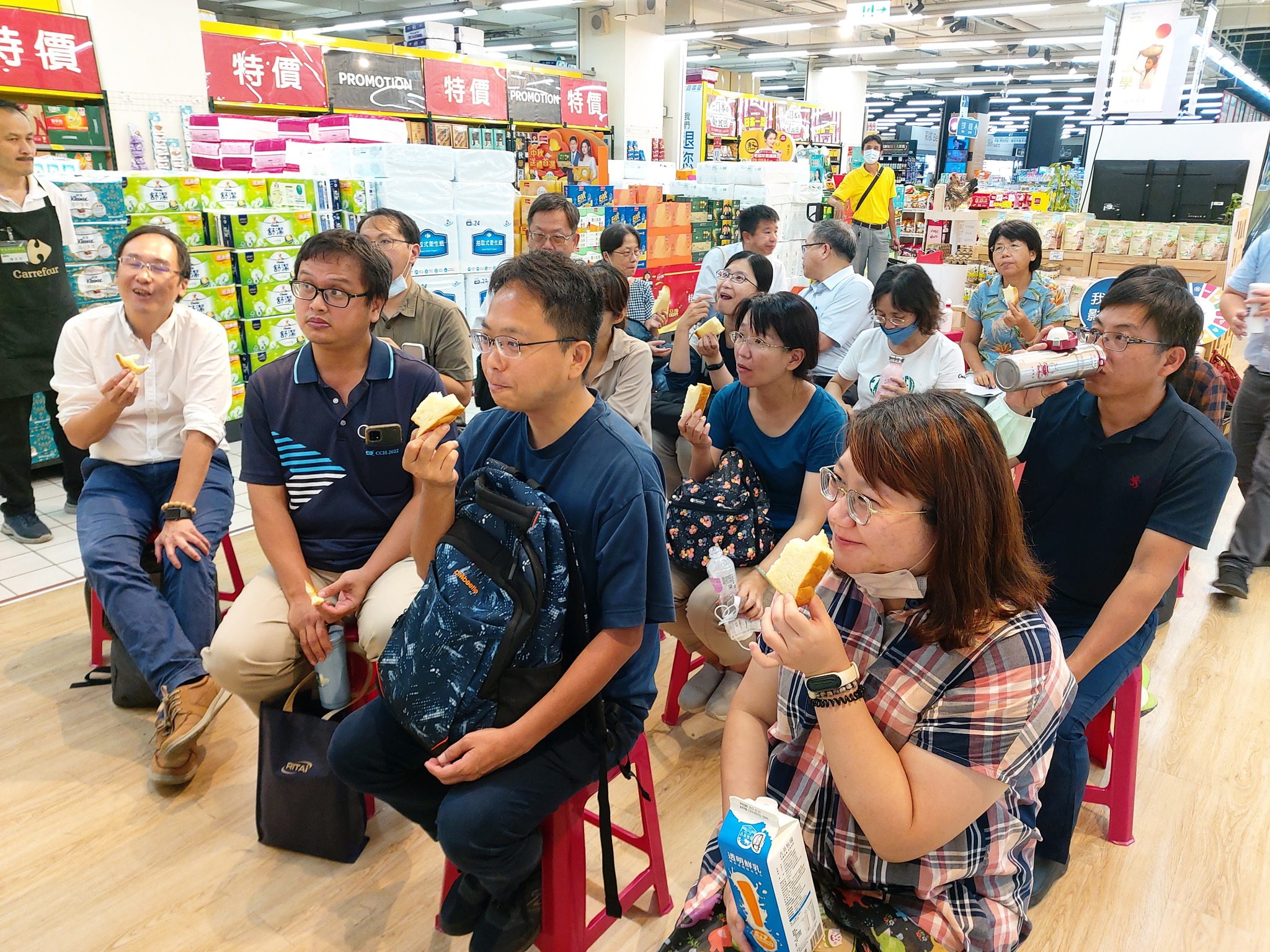 本場研究同仁試吃體驗家樂福透明系列吐司與牛奶。