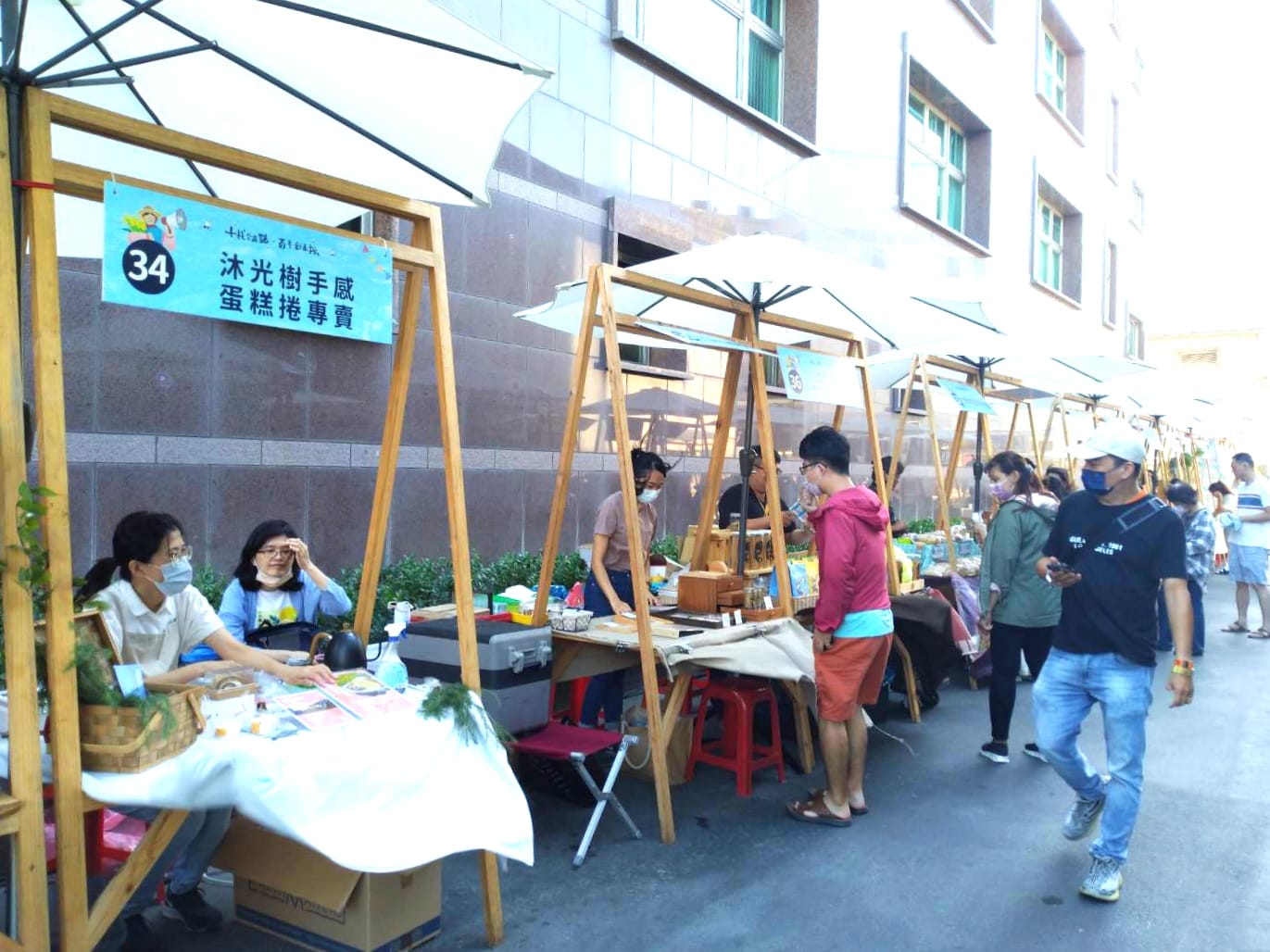 現場有多項農特產品展售。