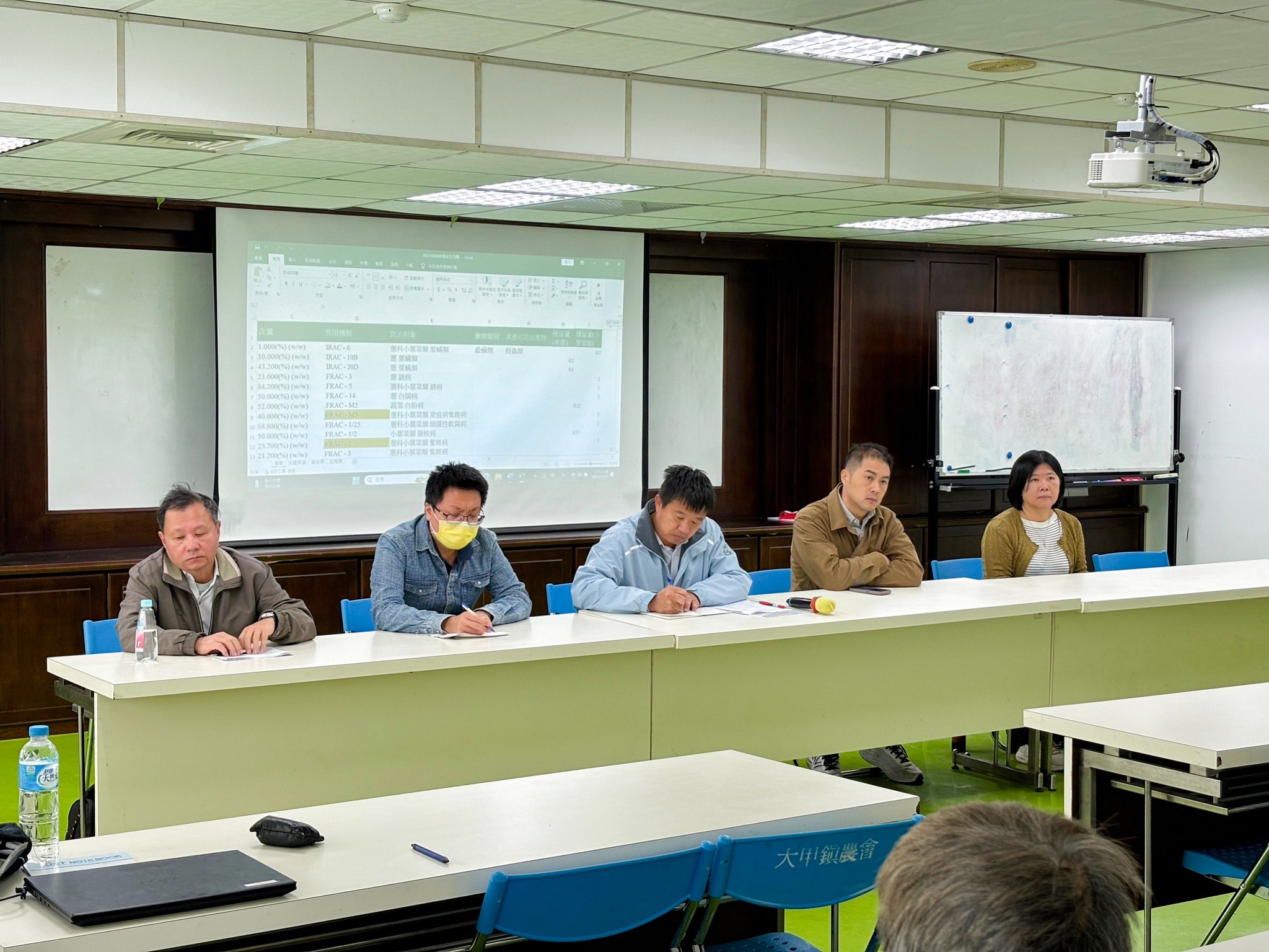 講習會綜合討論由本場蕭政弘副場長，臺中市政府農業局許哲銘科長及各節講師共同主持，回應農民現場提問的問題，與農友互動熱絡！