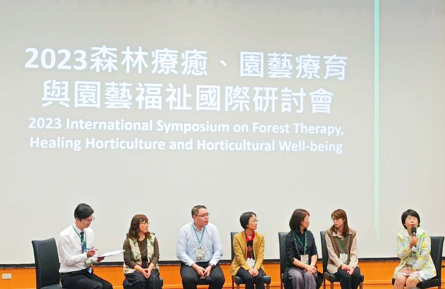 本場楊宏瑛場長(右1)及宏國德霖科技大學吳俊偉教授(左1)進行綜合論壇。