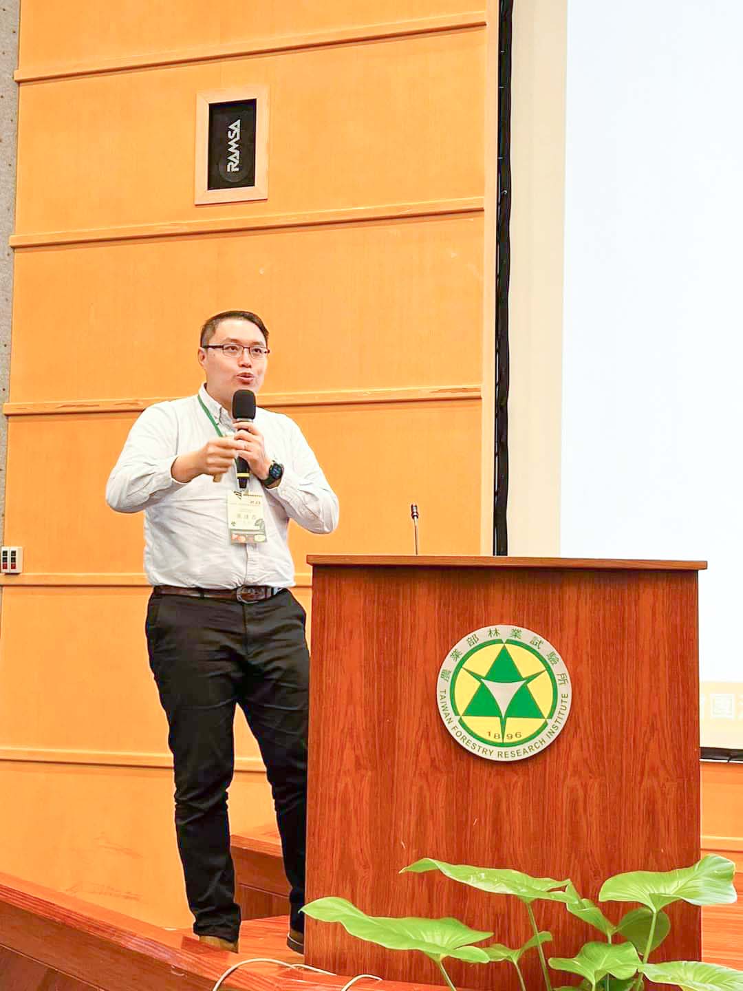 永信福利基金會葉建鑫主任分享「長照導入生活園藝的三大障礙」。