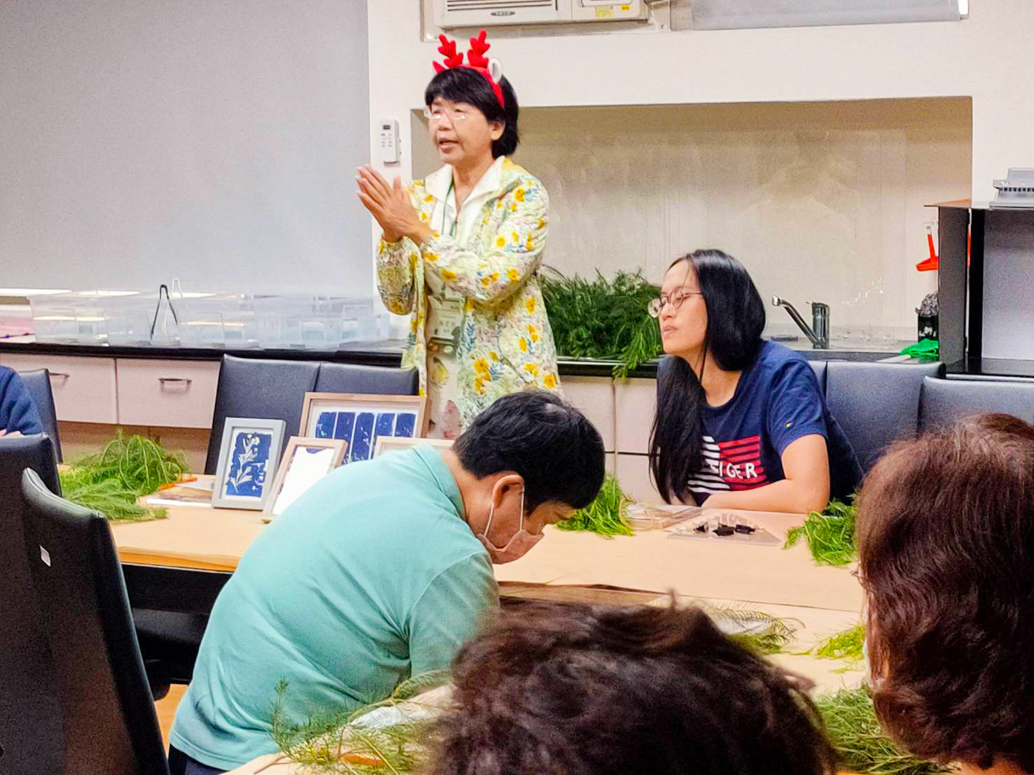 本場楊宏瑛場長與研究同仁帶領與會來賓進行藍晒圖明信片製作。
