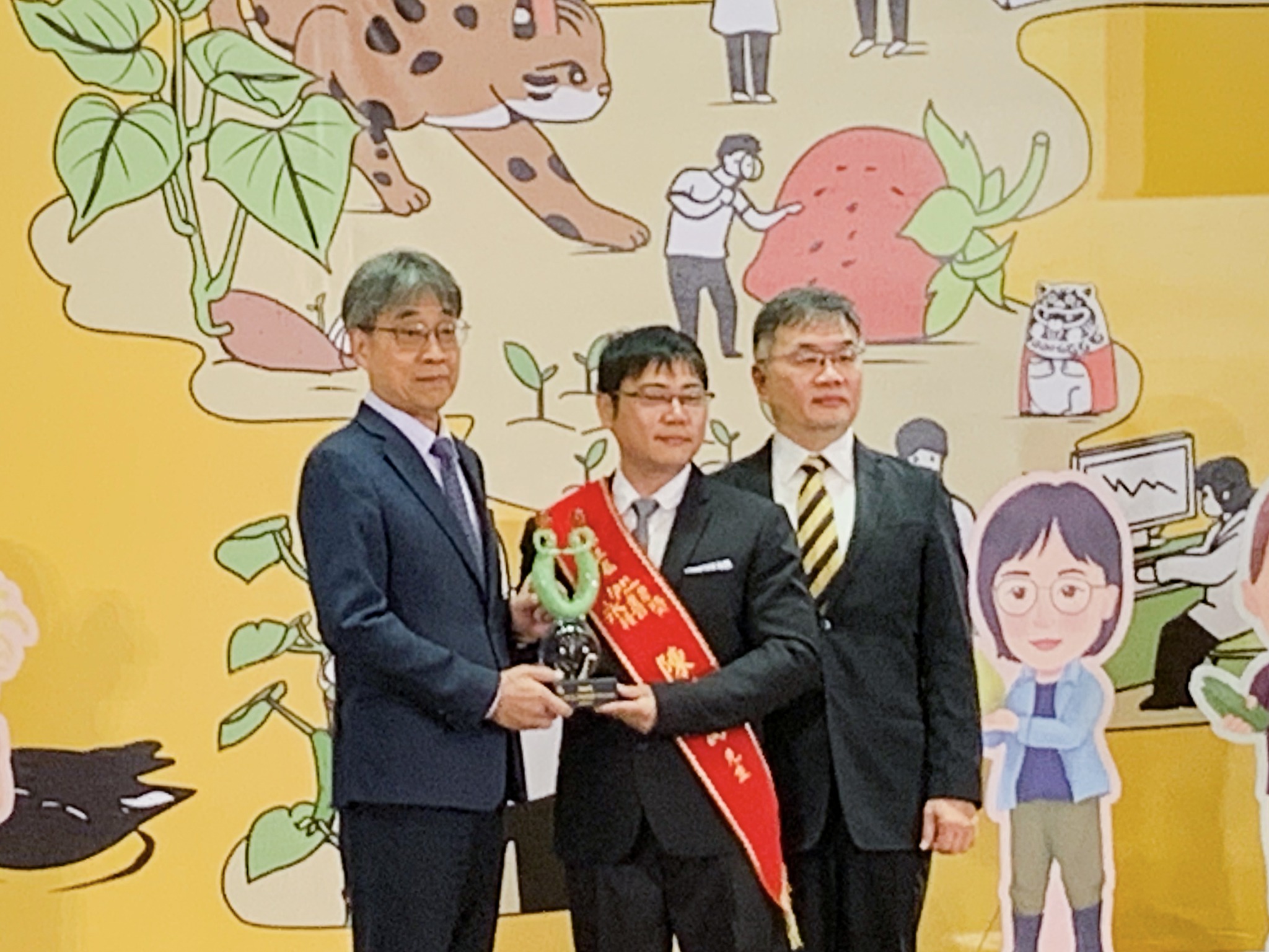 陳駿季代理部長(左)及防檢署邱垂章署長(右)共同頒發入圍獎予臺中市清水區陳裕源青農(中)。