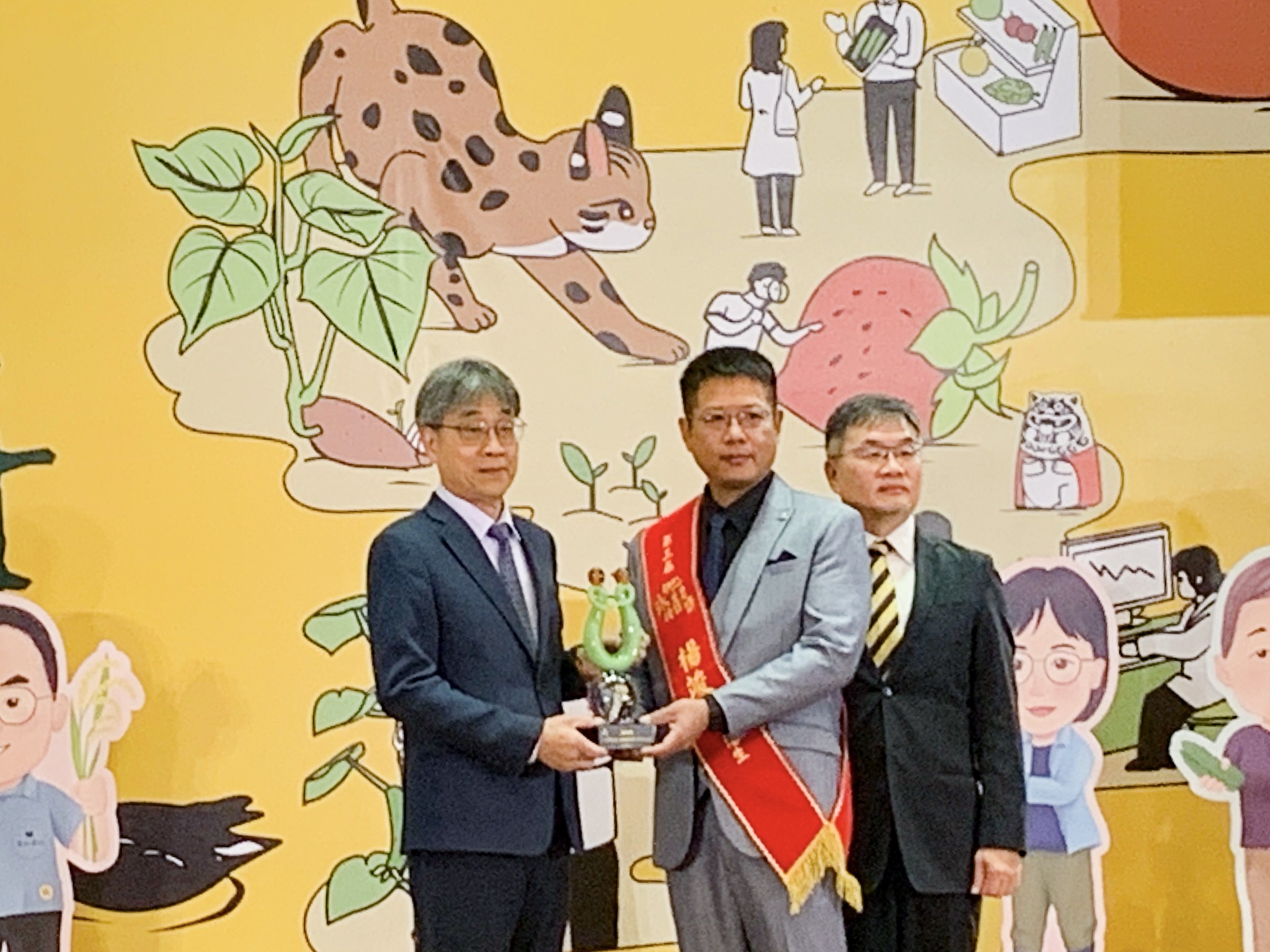 陳駿季代理部長(左)及防檢署邱垂章署長(右)共同頒發入圍獎予臺中市后里區楊竣鈞青農(中)。