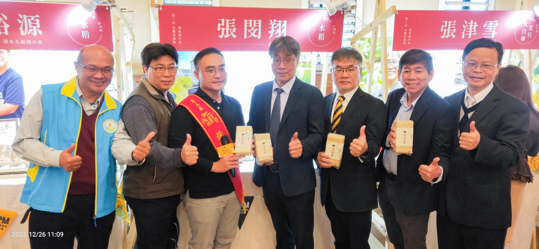 陳駿季代理部長(中)、防檢署邱垂章署長(中右)及農試所林學詩所長(右1)與臺中市大雅區張閔翔青農(中左)合影留念(右2為臺中市政府農業局林春良科長、左2為許榮華股長、左1為本場趙佳鴻副研究員)。