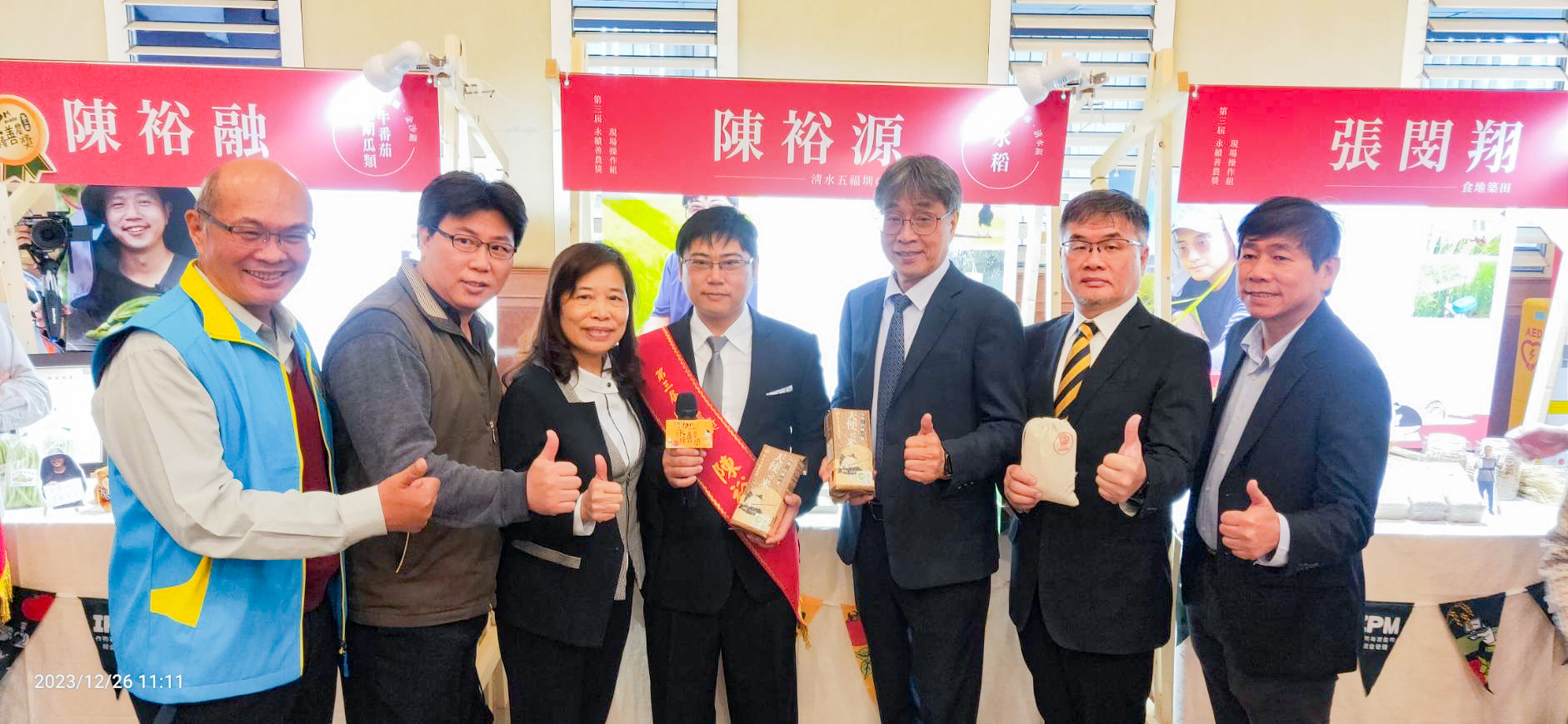 陳駿季代理部長(中)、防檢署邱垂章署長(中右)與臺中市清水區陳裕源青農(中左)合影留念(右1為臺中市政府農業局林春良科長、左2為許榮華股長、左3為清水區農會李月貴主任、左1為本場趙佳鴻副研究員)。