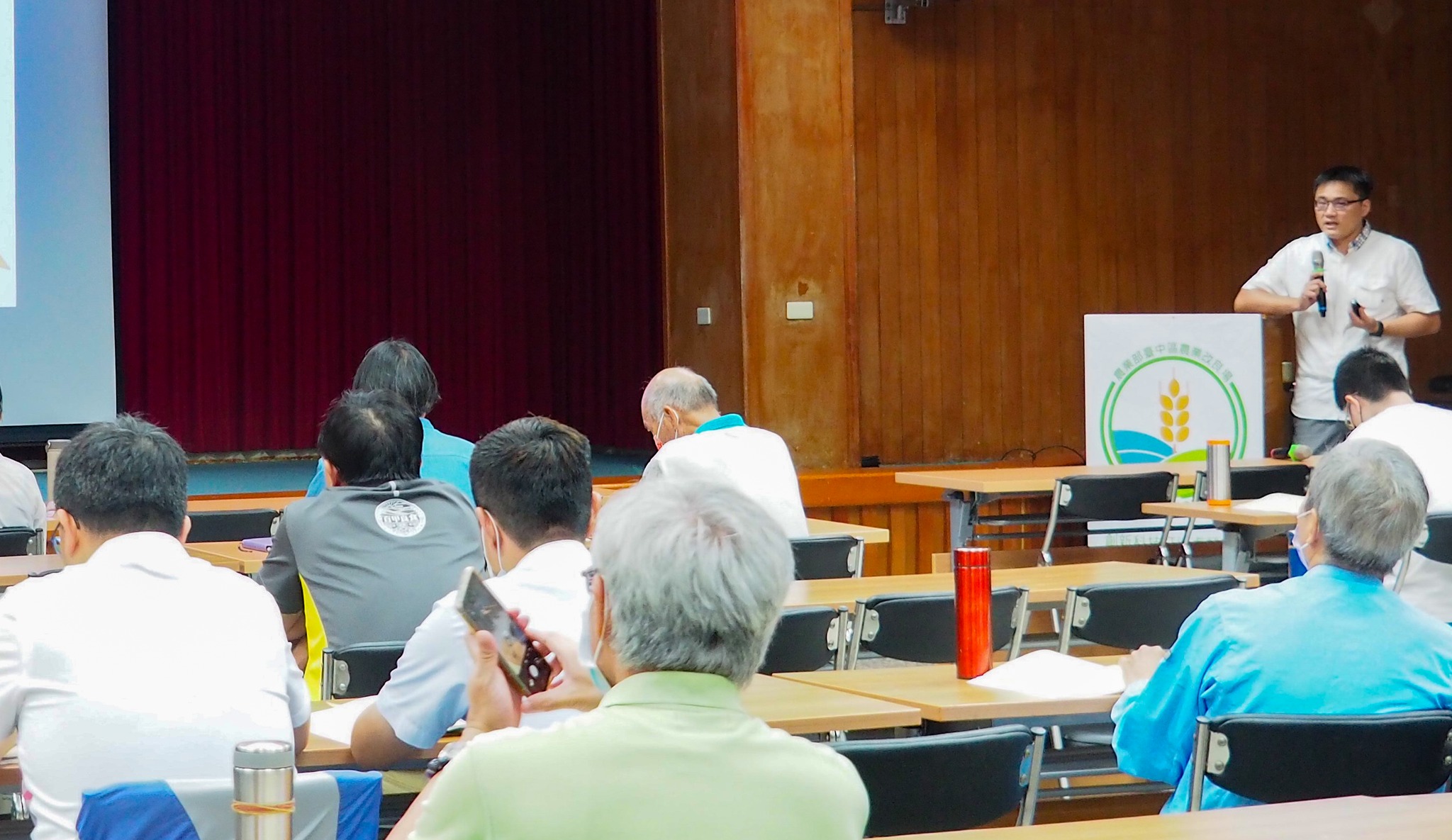 吳以健副研究員介紹水稻低碳生產管理。