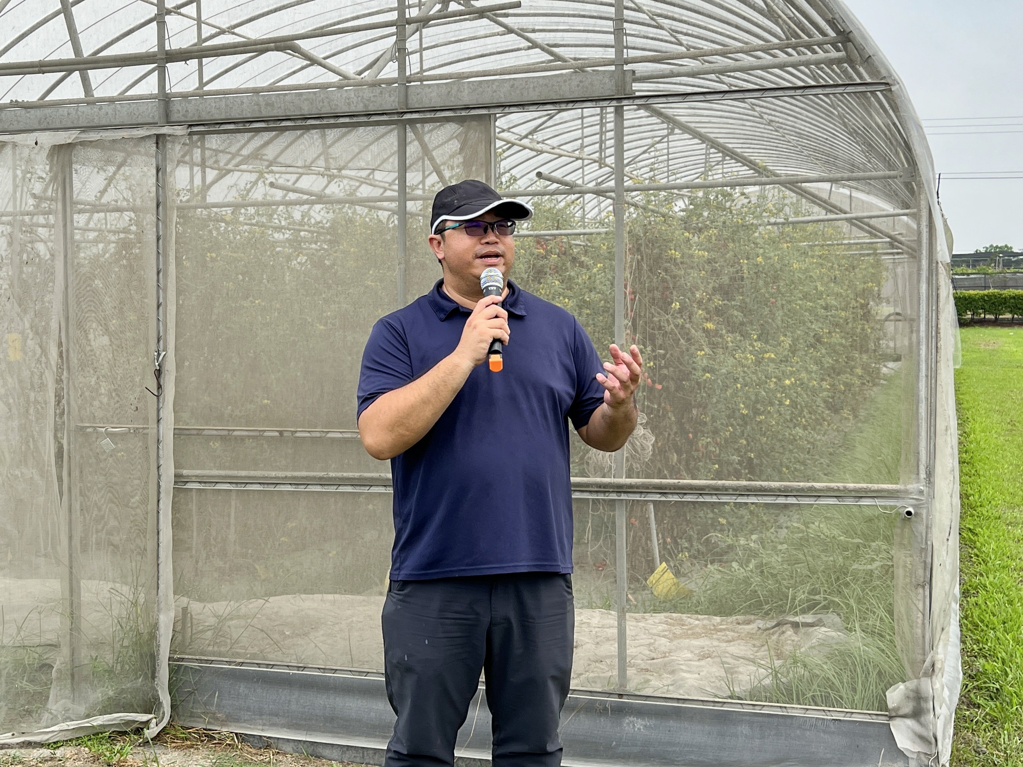 郭建志副研究員介紹設施蔬菜有機栽培管理技術。