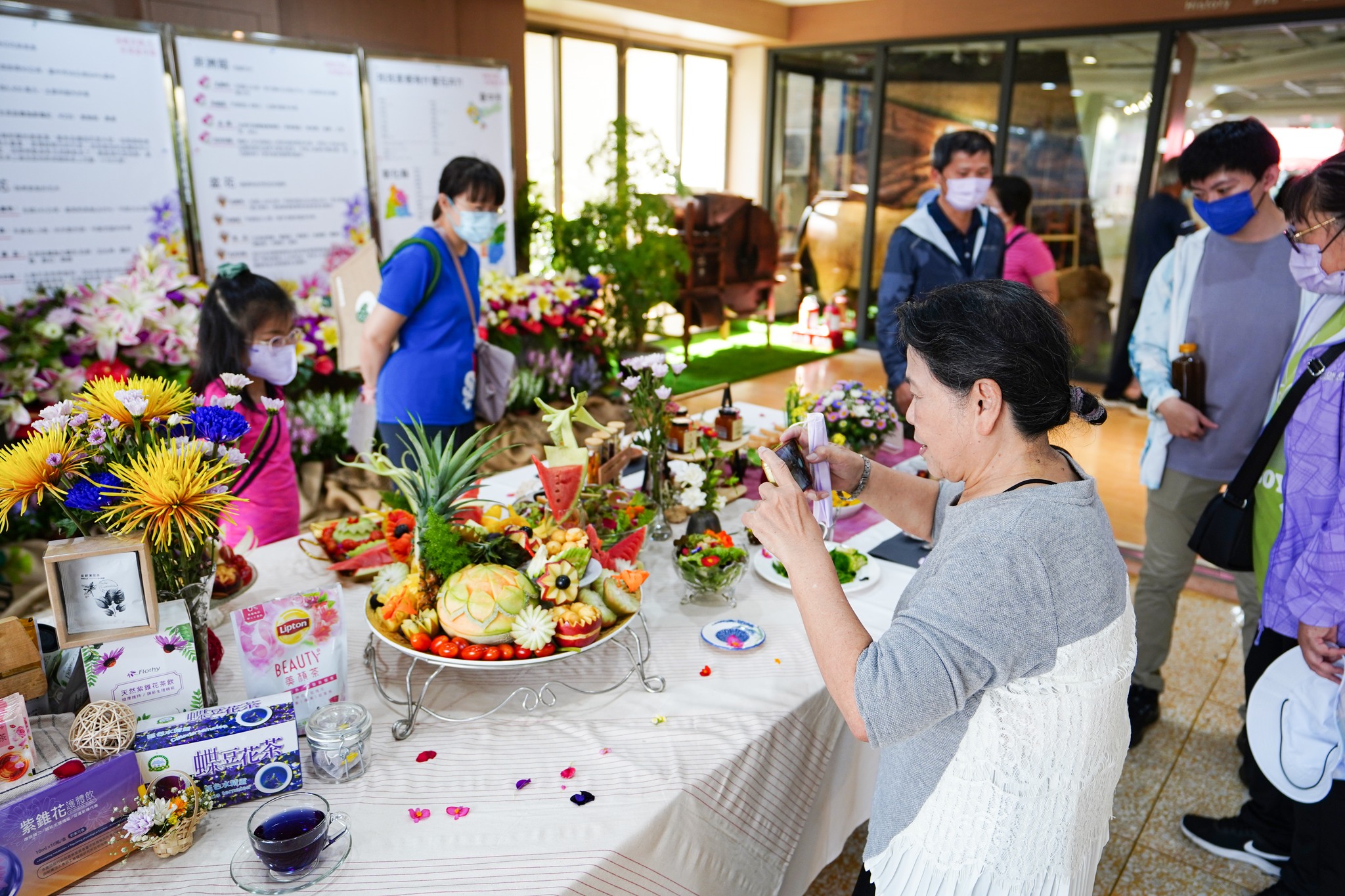民眾參觀本場利用可食用花卉食材製作之中西式茶飲以及餐桌花藝應用展式。