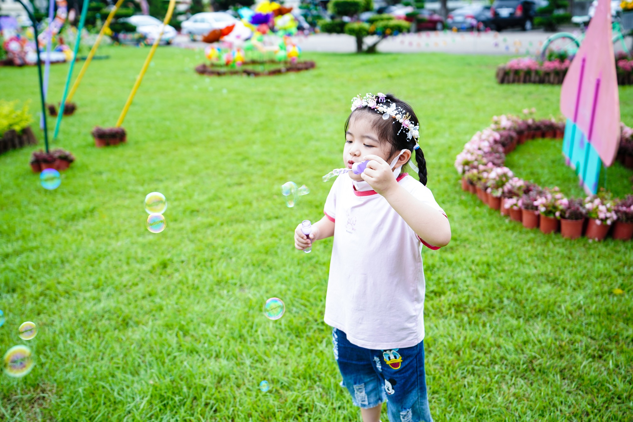 小朋友於花花世界遊樂區吹泡泡玩耍。