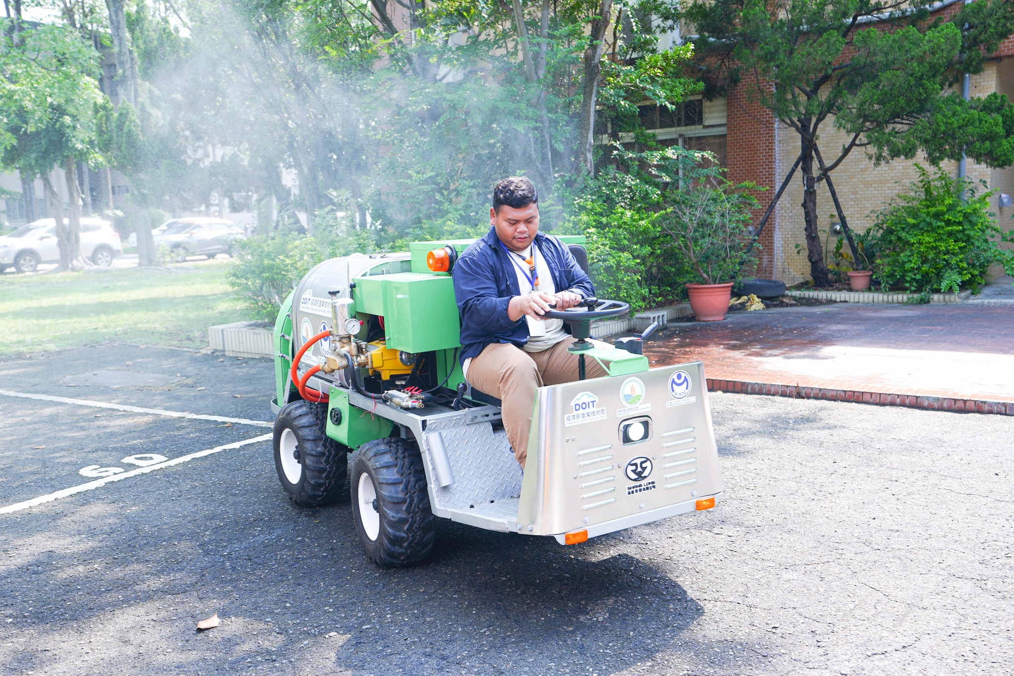 印尼青農體驗操作本場研發之電動鼓風噴霧車。