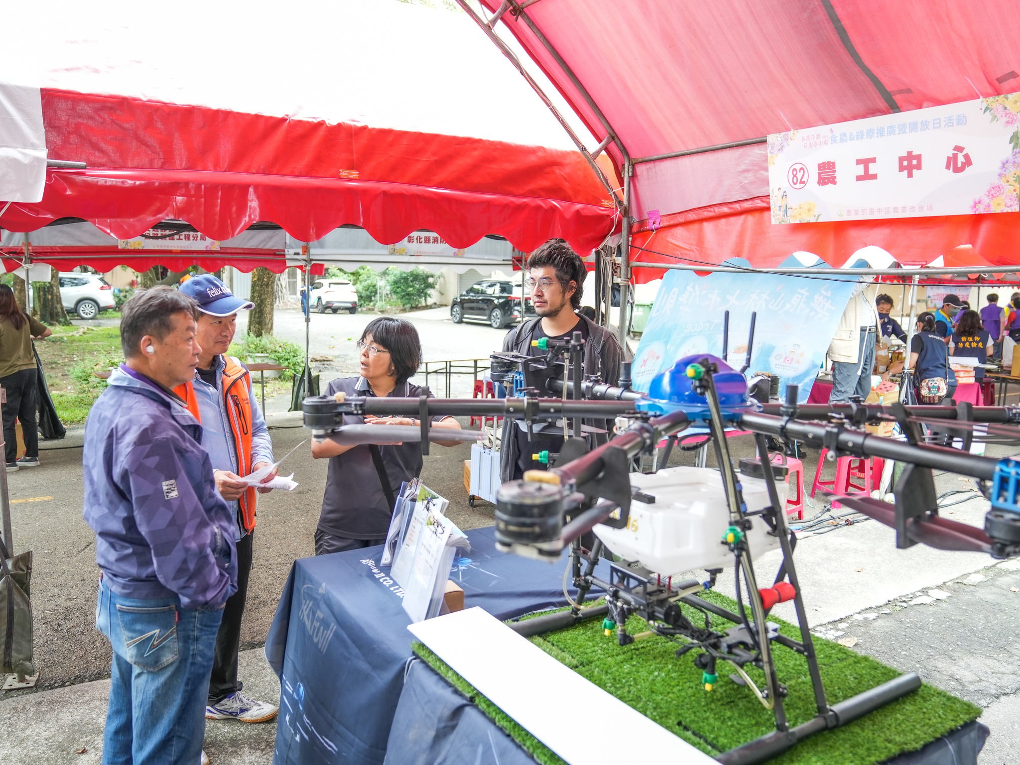 農工中心向民眾展示介紹無人機飛行載具。
