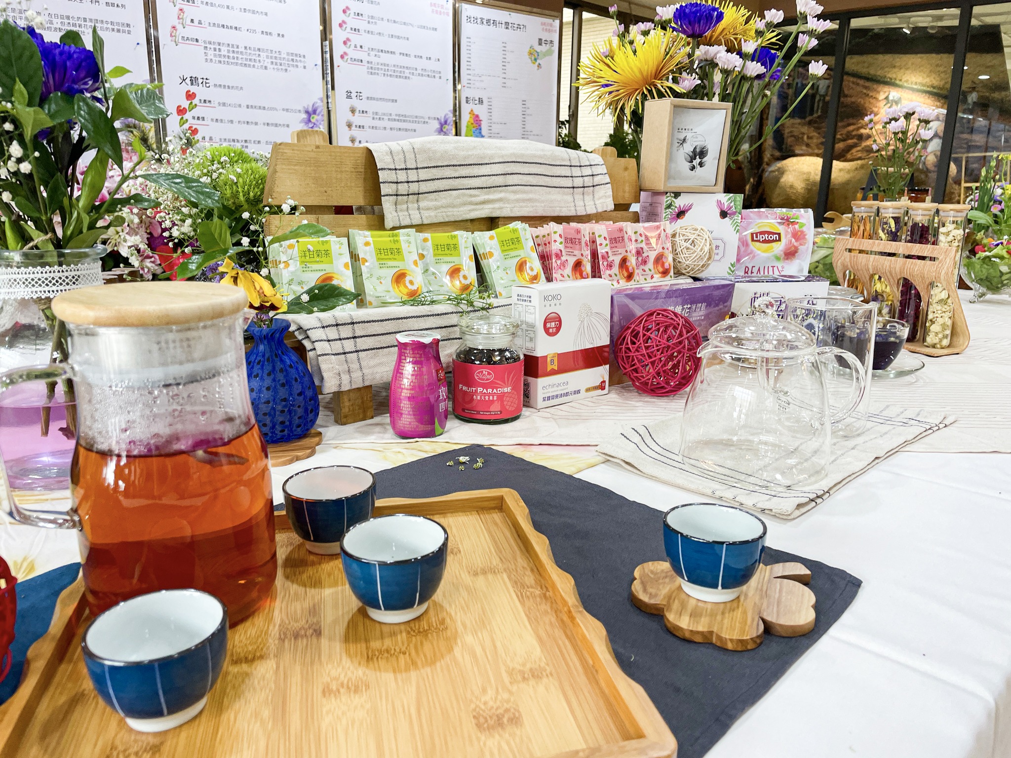 本場利用可食用花卉食材製作之中西式茶飲以及餐桌花藝應用展式花與飲食的結合。