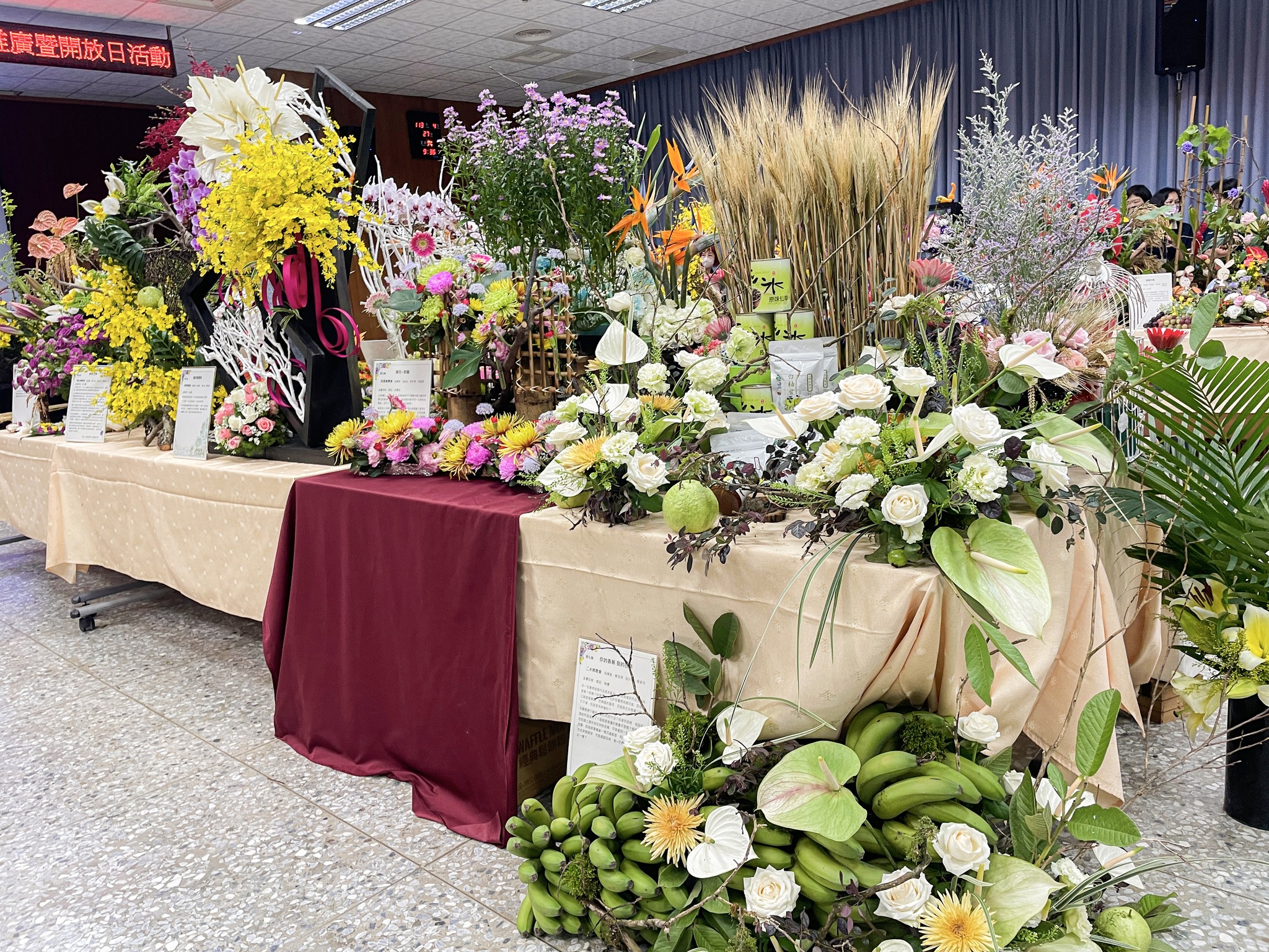 主題區展示由33組農會家政班設計創作之花藝作品。