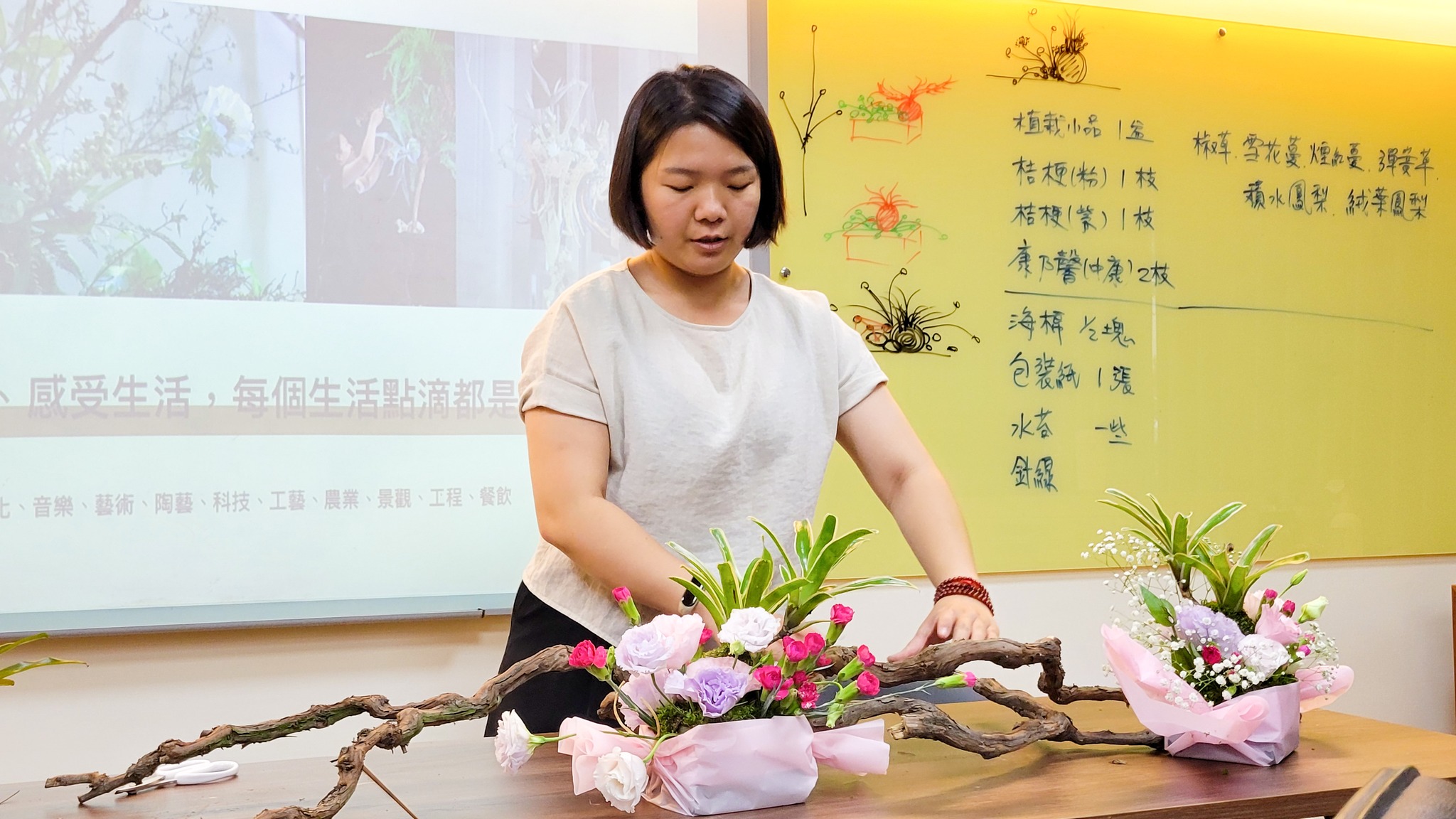 農民學院學員與青農回娘家花藝美學創意設計與應用講習，講師示範花藝設計。