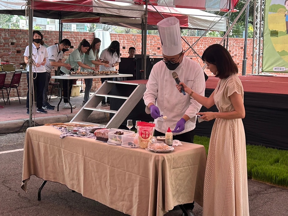 主廚現場示範長糯米料理。