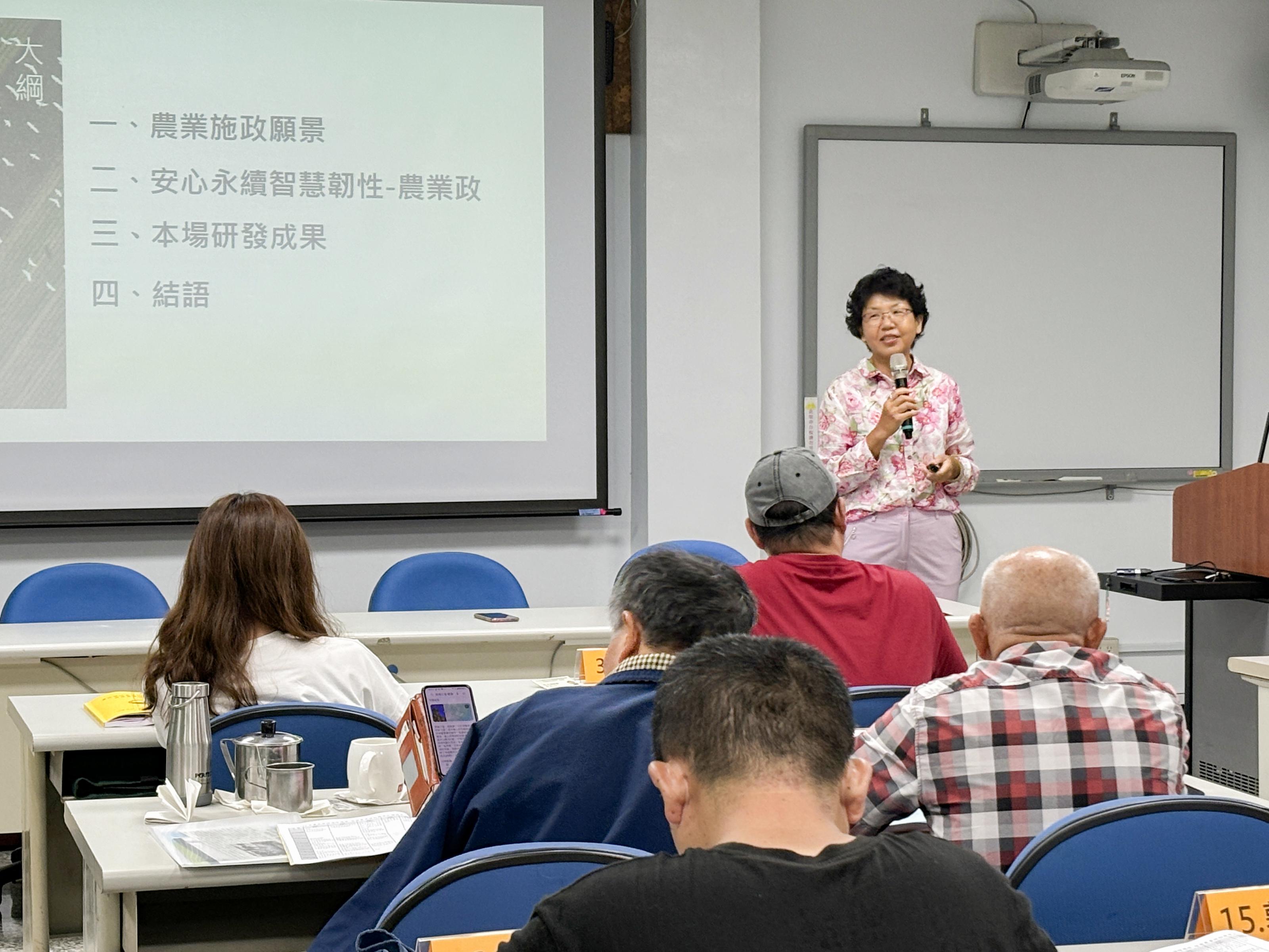 臺中農改場楊宏瑛場長為「智慧農業控制應用班」開場致詞。