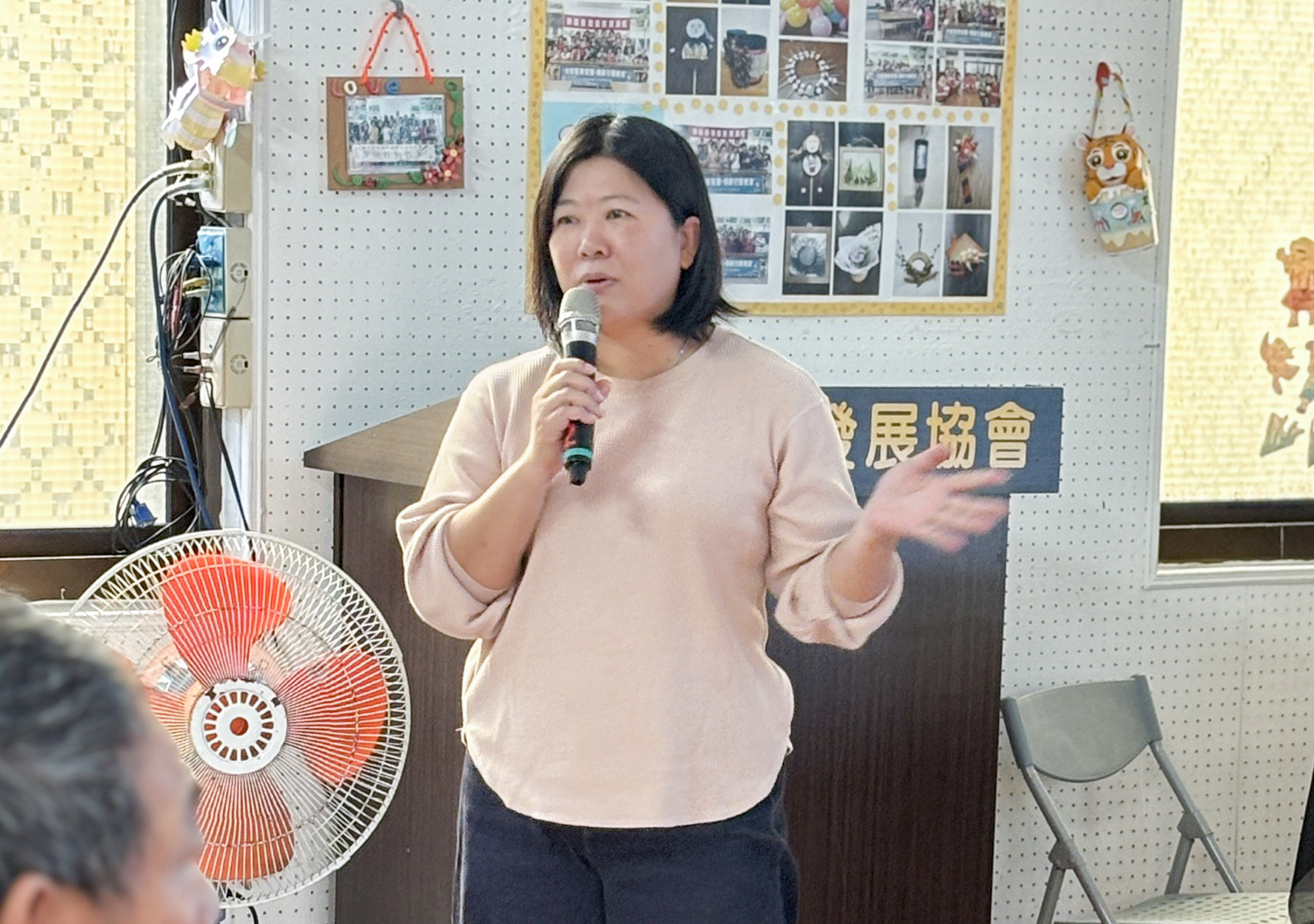 林玫珠助理研究員說明健康種苗選擇與初期管理的重要性。