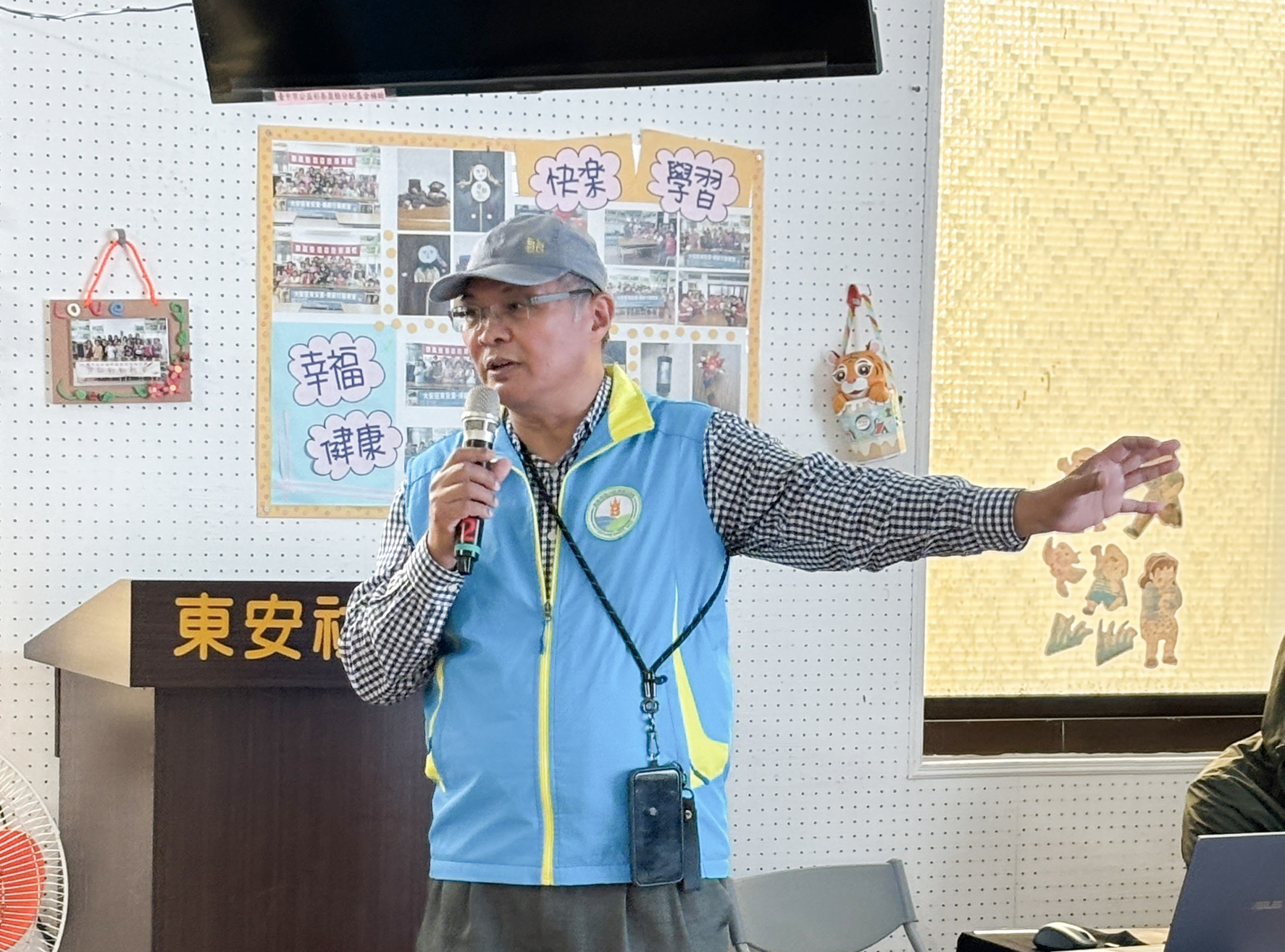 趙佳鴻副研究員講解本場夏季青蔥栽培病蟲害綜合防治區域驗證試驗成果。
