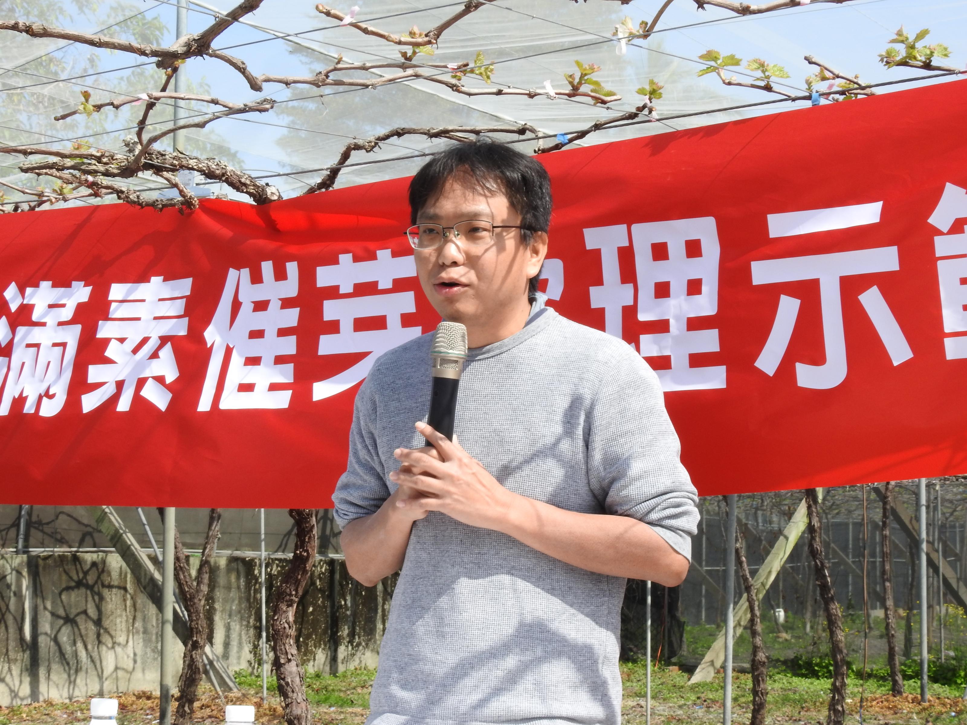 本場張金元副研究員說明節能省力農機具操作