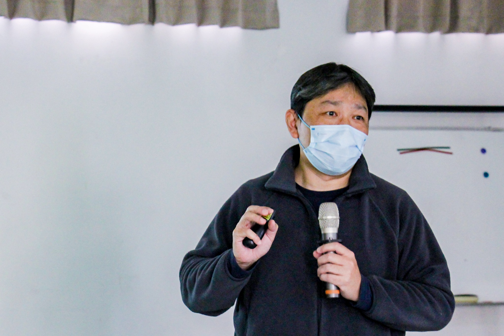 林大淵助理研究員講解荔枝龍眼清園及共同防治，並進行農產業天然災害現地照相app宣導。