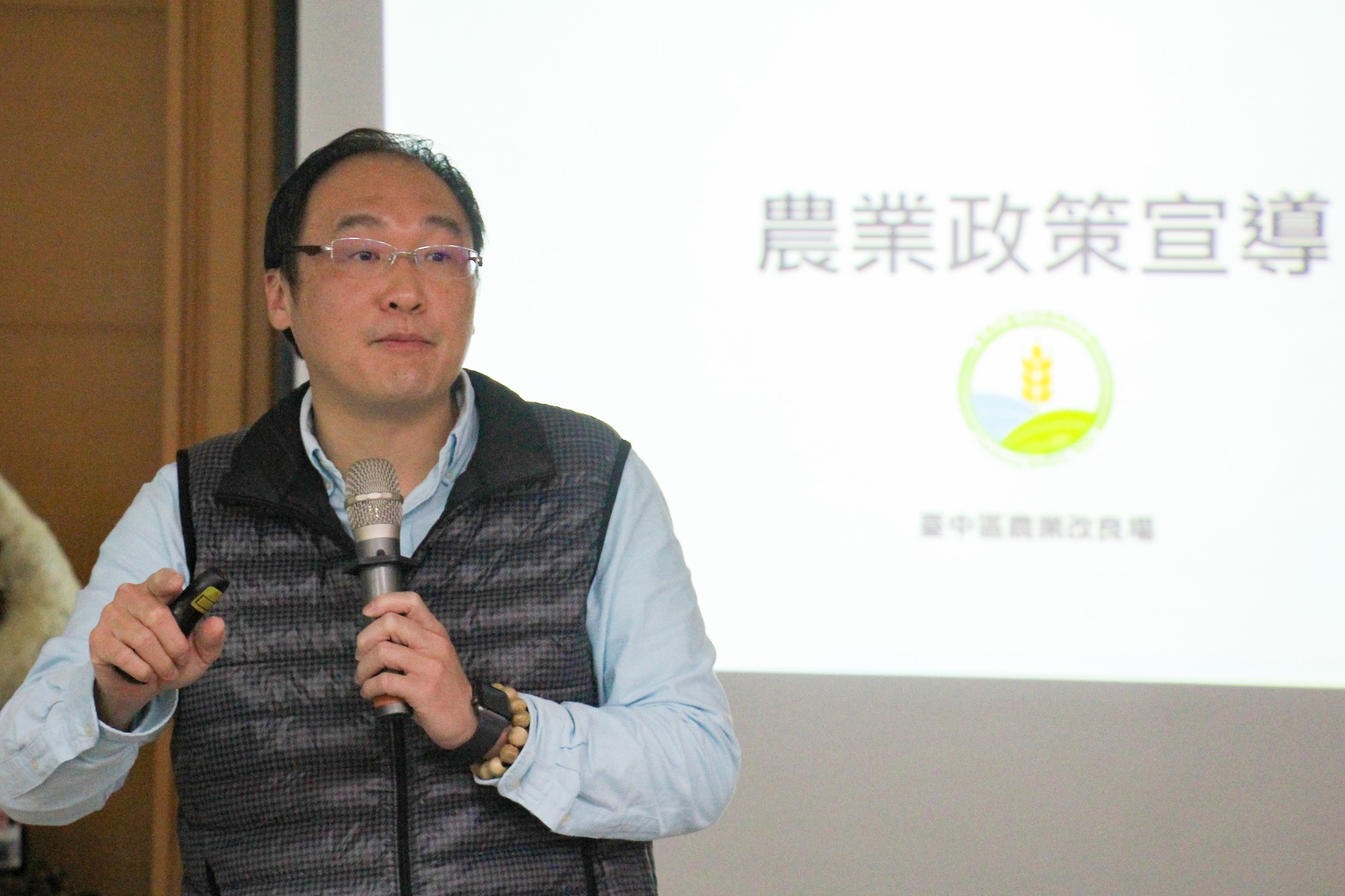 蔡本原助理研究員講解農業淨零排放、糧食產業全面升級計畫。