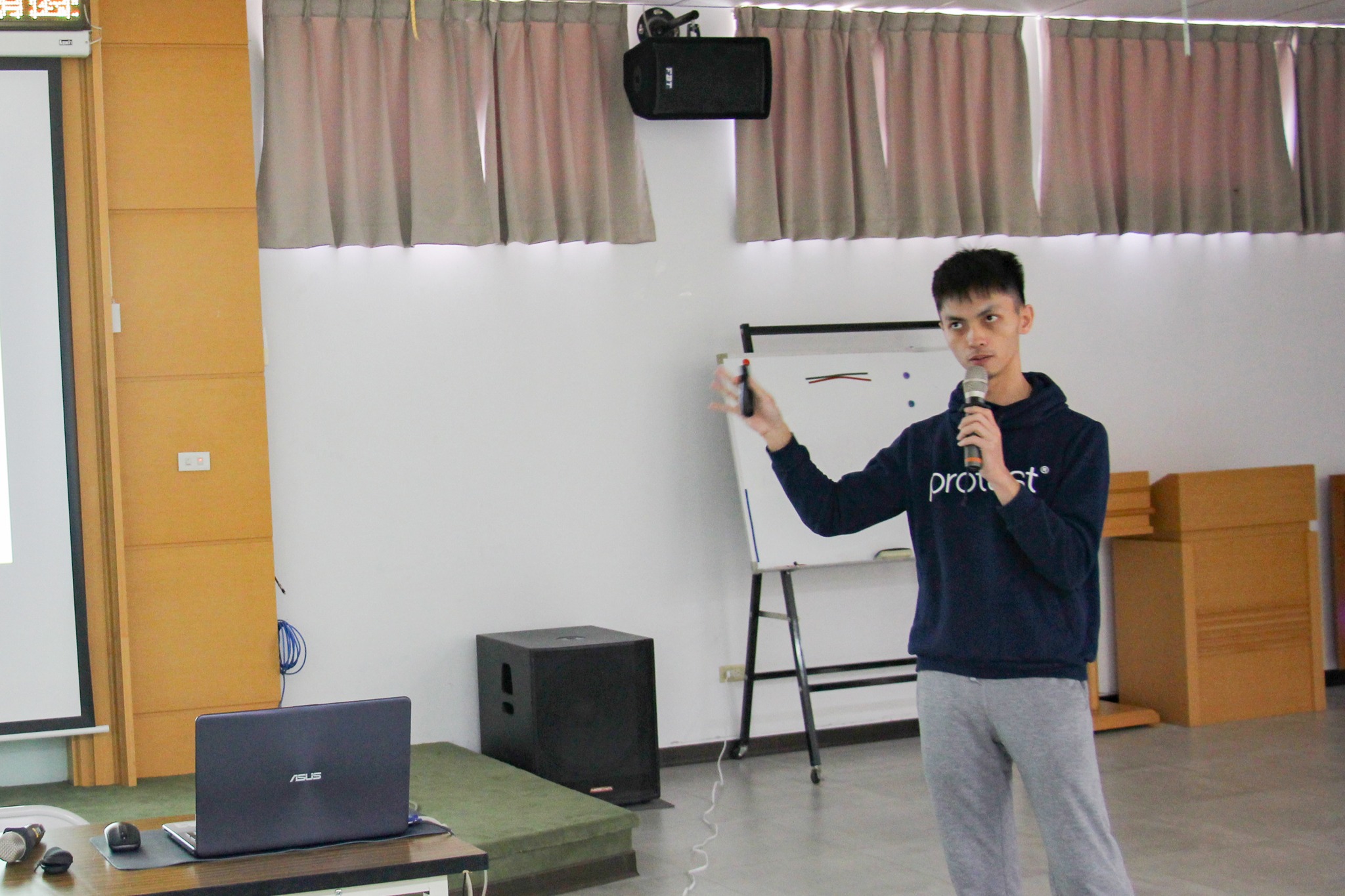 李昱錡助理研究員介紹實際耕作者從事農業生產工作認定作業。