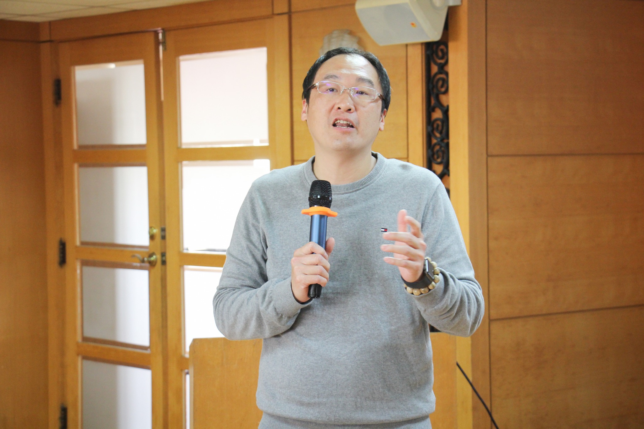 蔡本原助理研究員講解農業淨零排放、實際耕作者從事農業生產工作認定作業及糧食產業全面升級計畫。