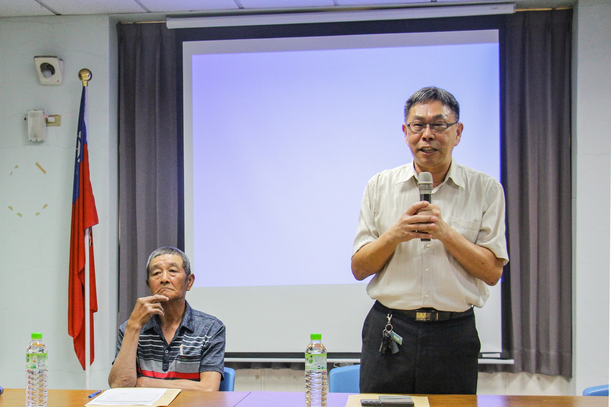 農業技術講習暨農業政策說明會由本場田雲生科長(右)及南投市農會柯銘洲常務監事(左)共同主持。