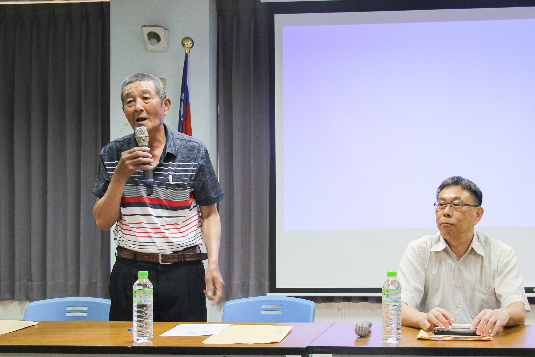 農業技術講習暨農業政策說明會由本場田雲生科長(右)及南投市農會柯銘洲常務監事(左)共同主持。