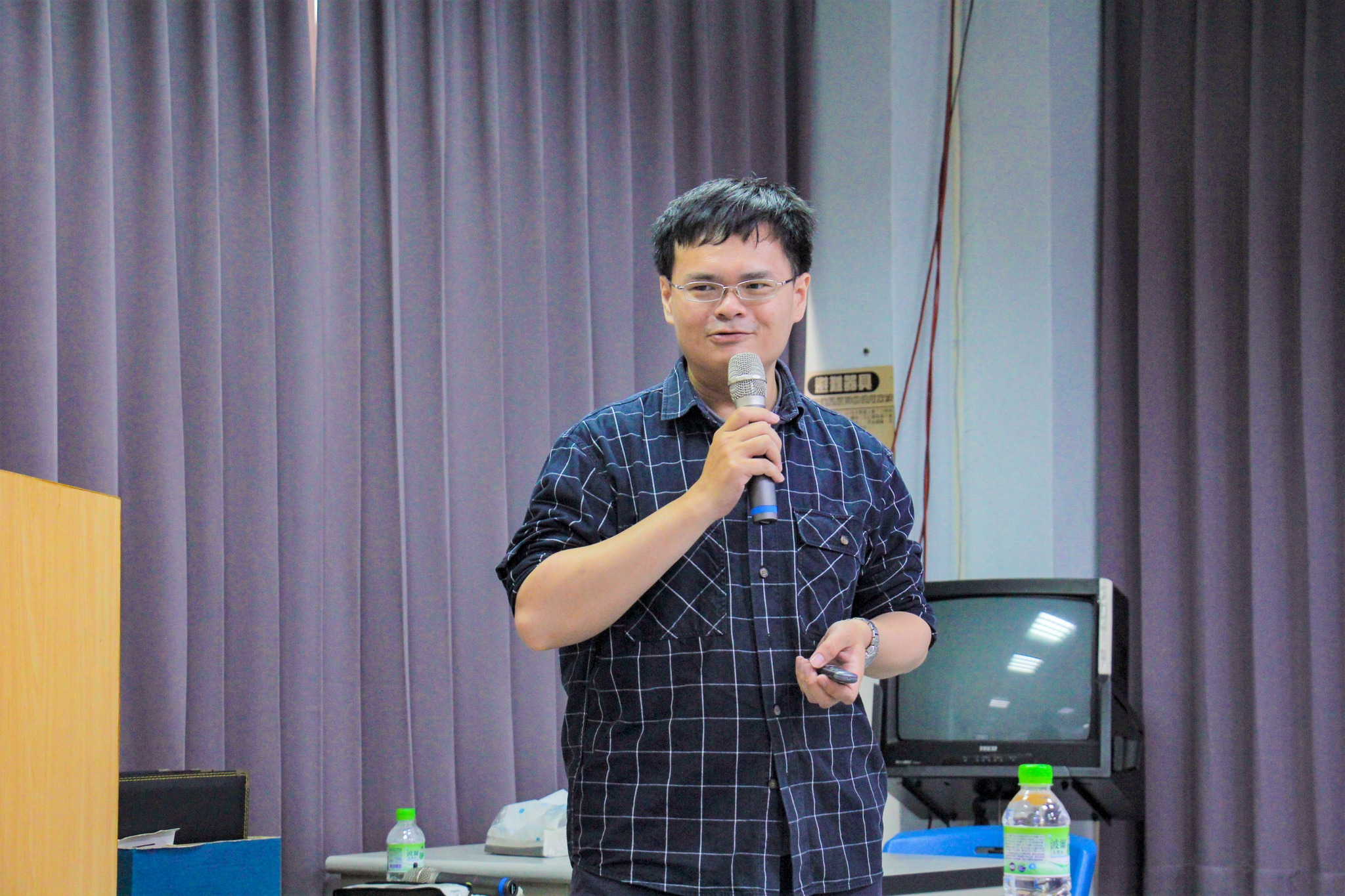 廖崇億助理研究員介紹土壤施肥管理。