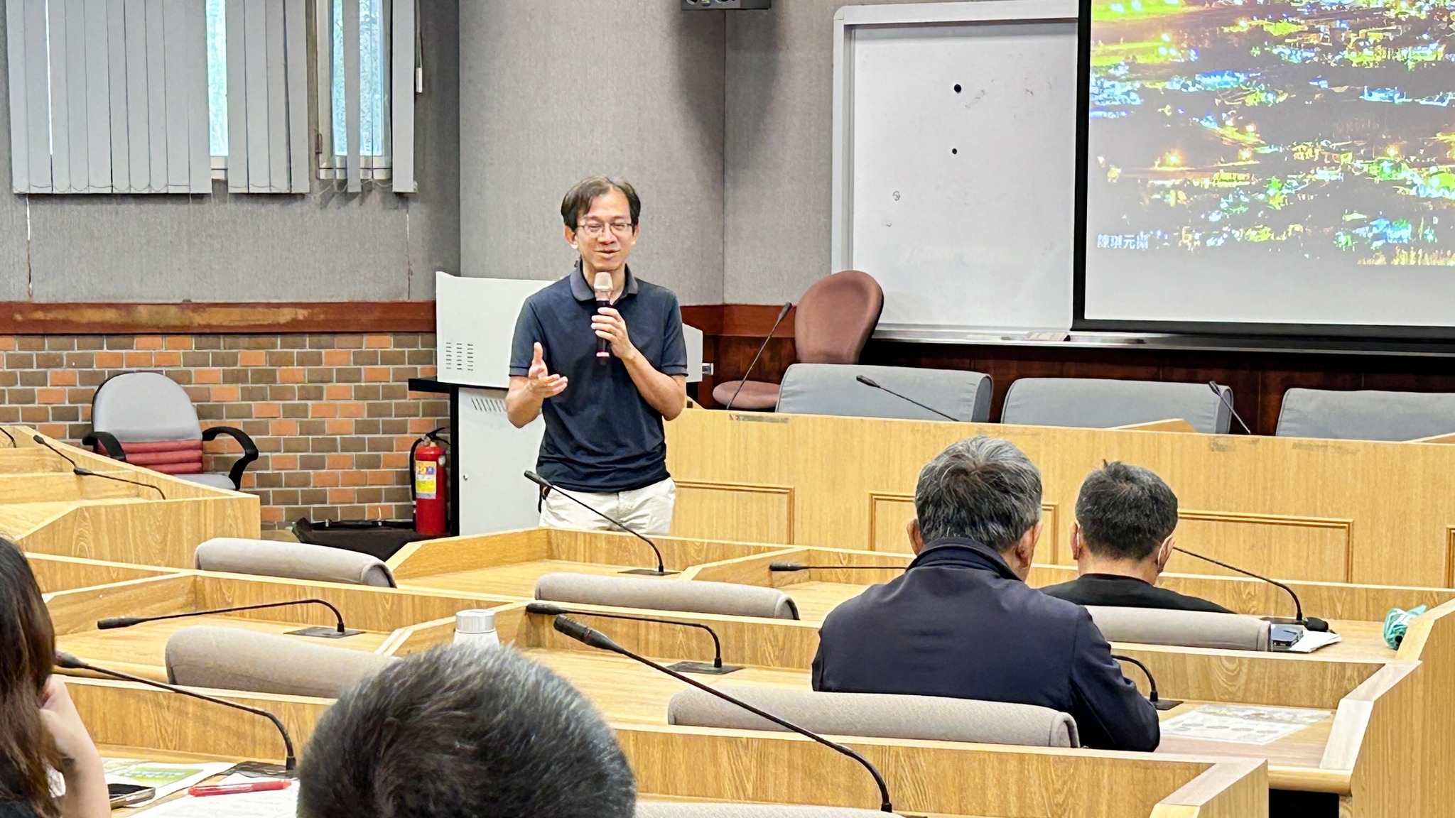 國立暨南國際大學郭明裕特聘教授介紹茭白節能技術開發與應用對產業節電之助益。
