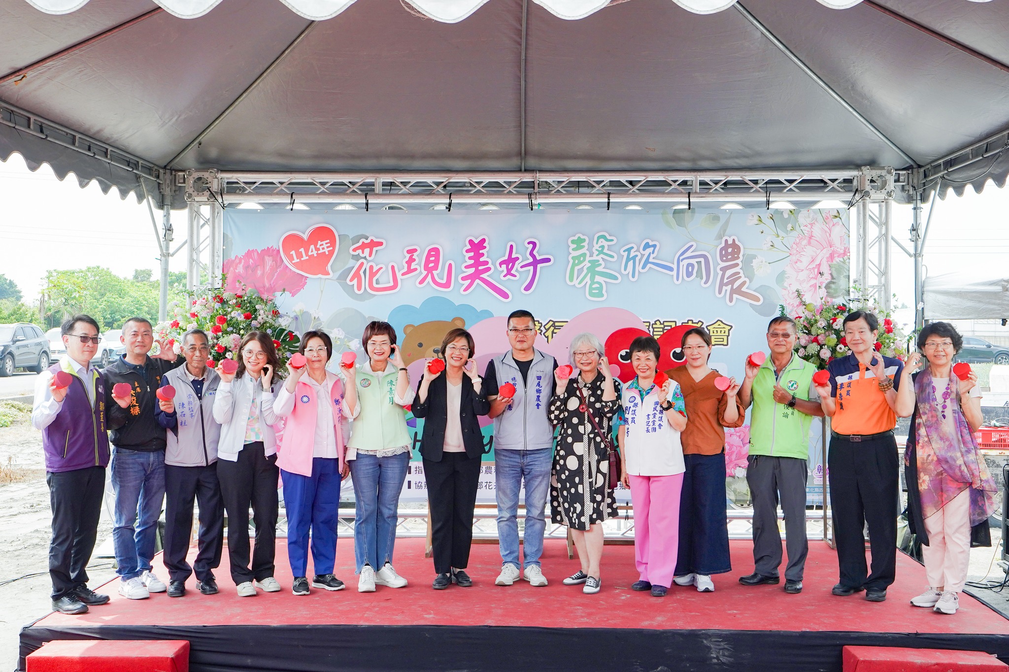 「花現美好 馨欣向農」母親節康乃馨行銷推廣記者會與會來賓共同參與愛心海綿拓印儀式。