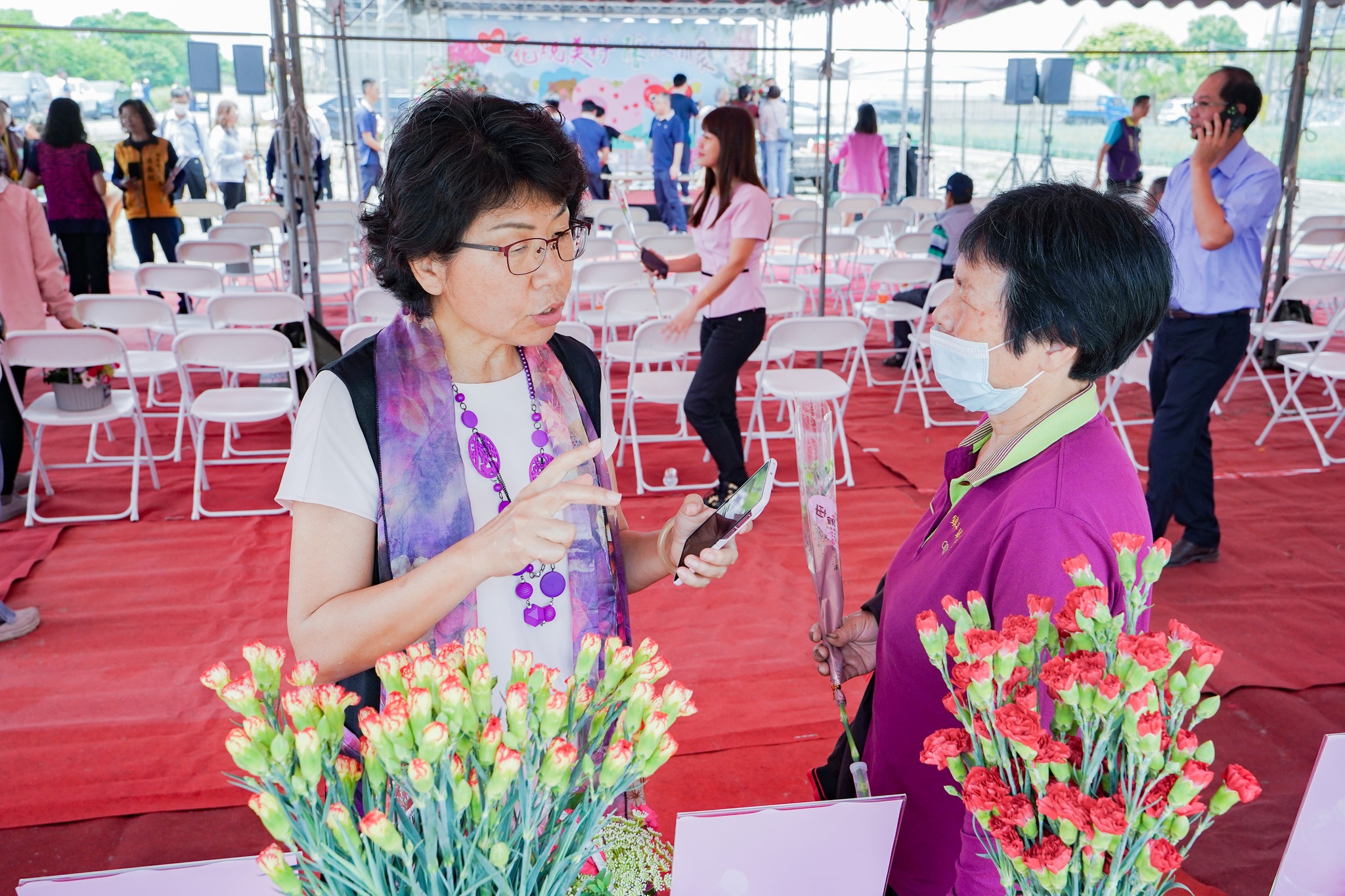 本場楊宏瑛場長於活動現場向農友說明康乃馨栽培管理要點。