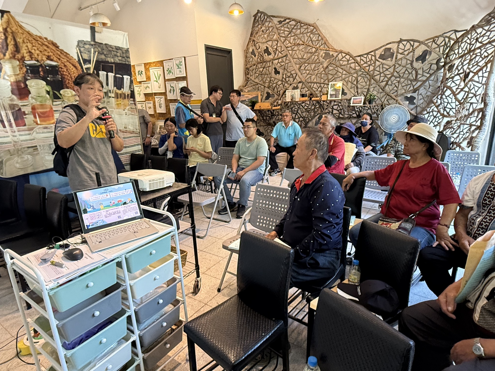 本場在地利村遊客資訊小站辦理甜桃綜合管理與病蟲害防治技術講習，吸引不少種植農友前往聽課。