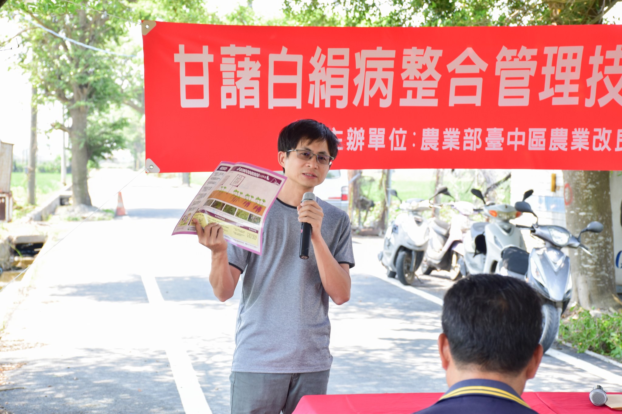 林瑞家助理研究員說明甘藷栽培管理技術。