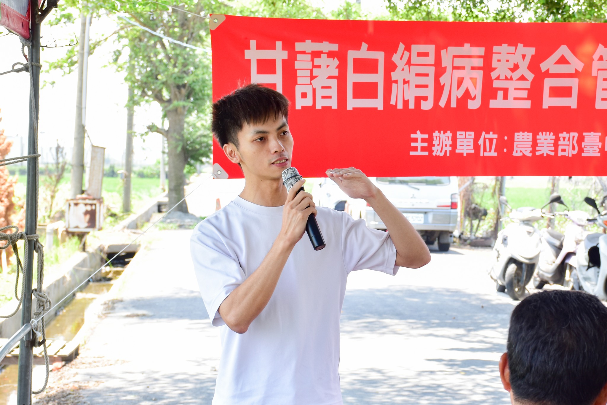 李昱錡助理研究員針對農業政策進行宣導。