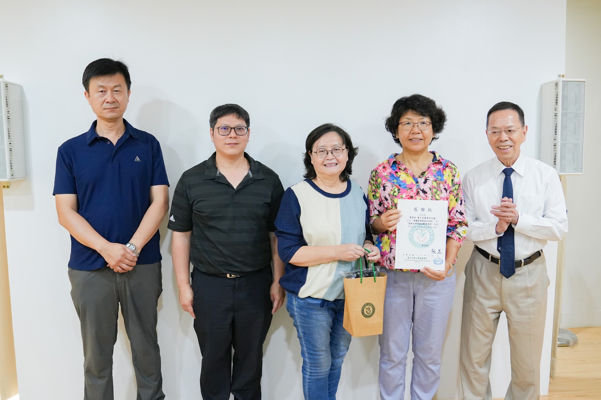 中興大學園藝系師生至本場參訪，由楊宏瑛場長親自接待。