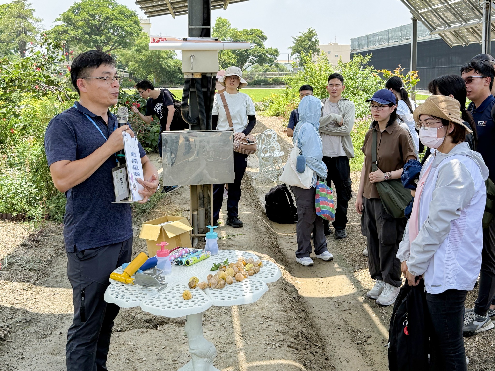 許嘉錦助理研究員介紹運用植物營造具療育性庭園。